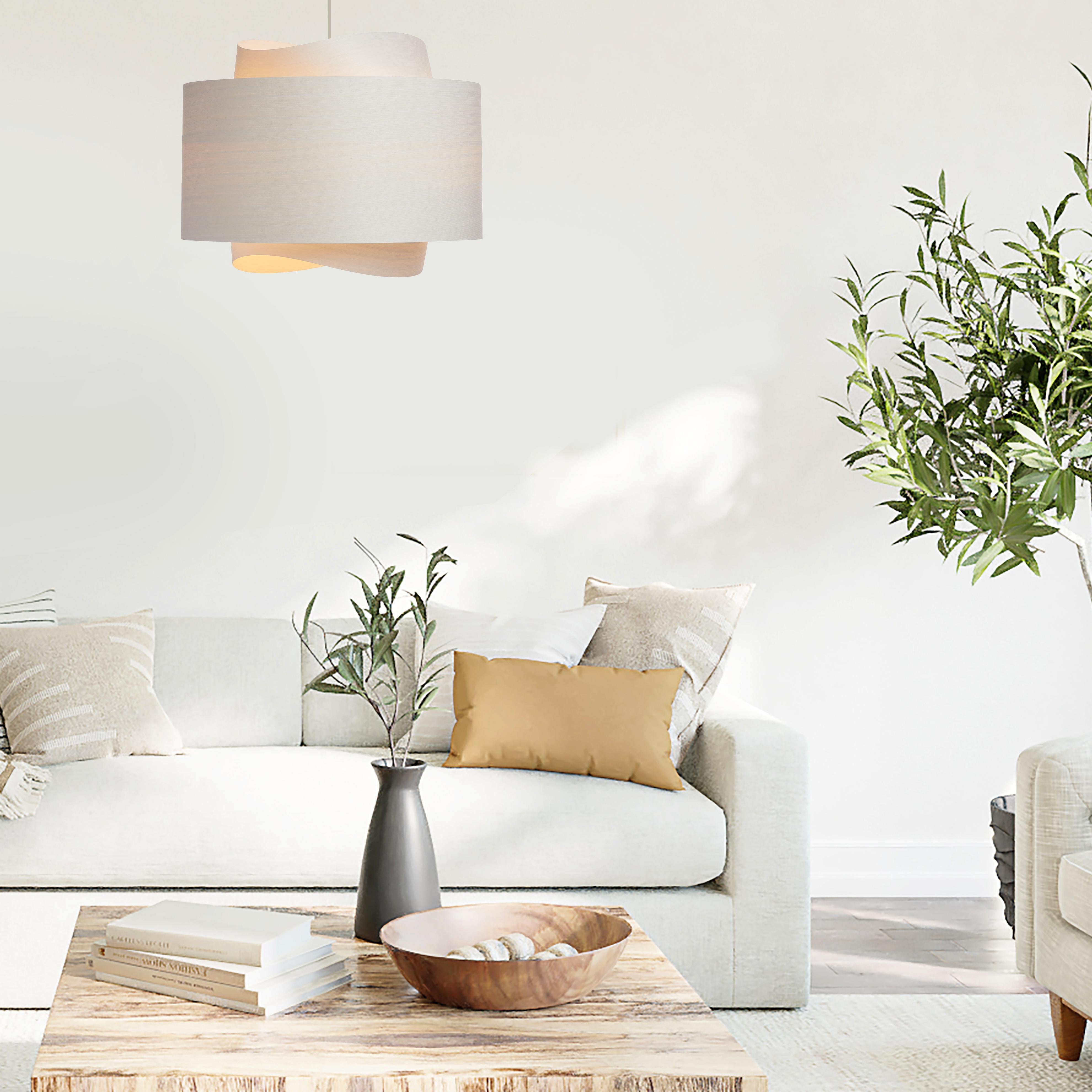Die Leuchte BOWEN ist ein beeindruckendes Beispiel für zeitgenössisches Mid-Century Modern Design. Mit ihrer minimalistischen Silhouette, den warmen Weißtönen und der einzigartigen Form verleiht diese Pendelleuchte jedem Raum einen Hauch von