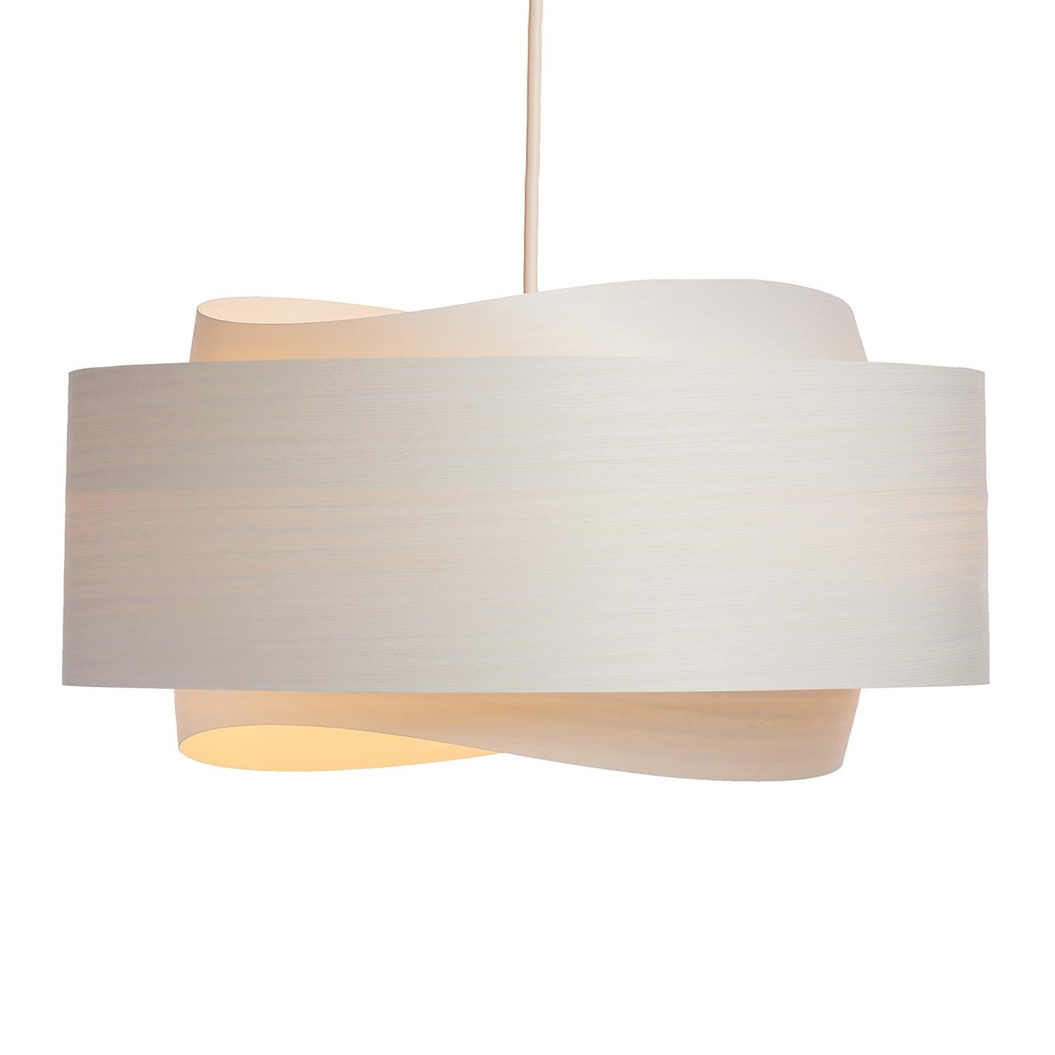 Le luminaire BOWEN est un exemple étonnant de design contemporain du milieu du siècle dernier. Avec sa silhouette minimaliste, ses tons blancs chauds et sa forme unique, cette lampe suspendue ne manquera pas d'ajouter une touche de sophistication à
