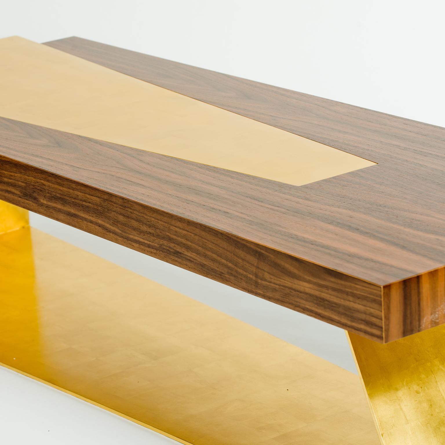 Moderne Banc ou table basse en forme de nœud papillon, en noyer et feuille d'or, par Dean and Dahl en vente