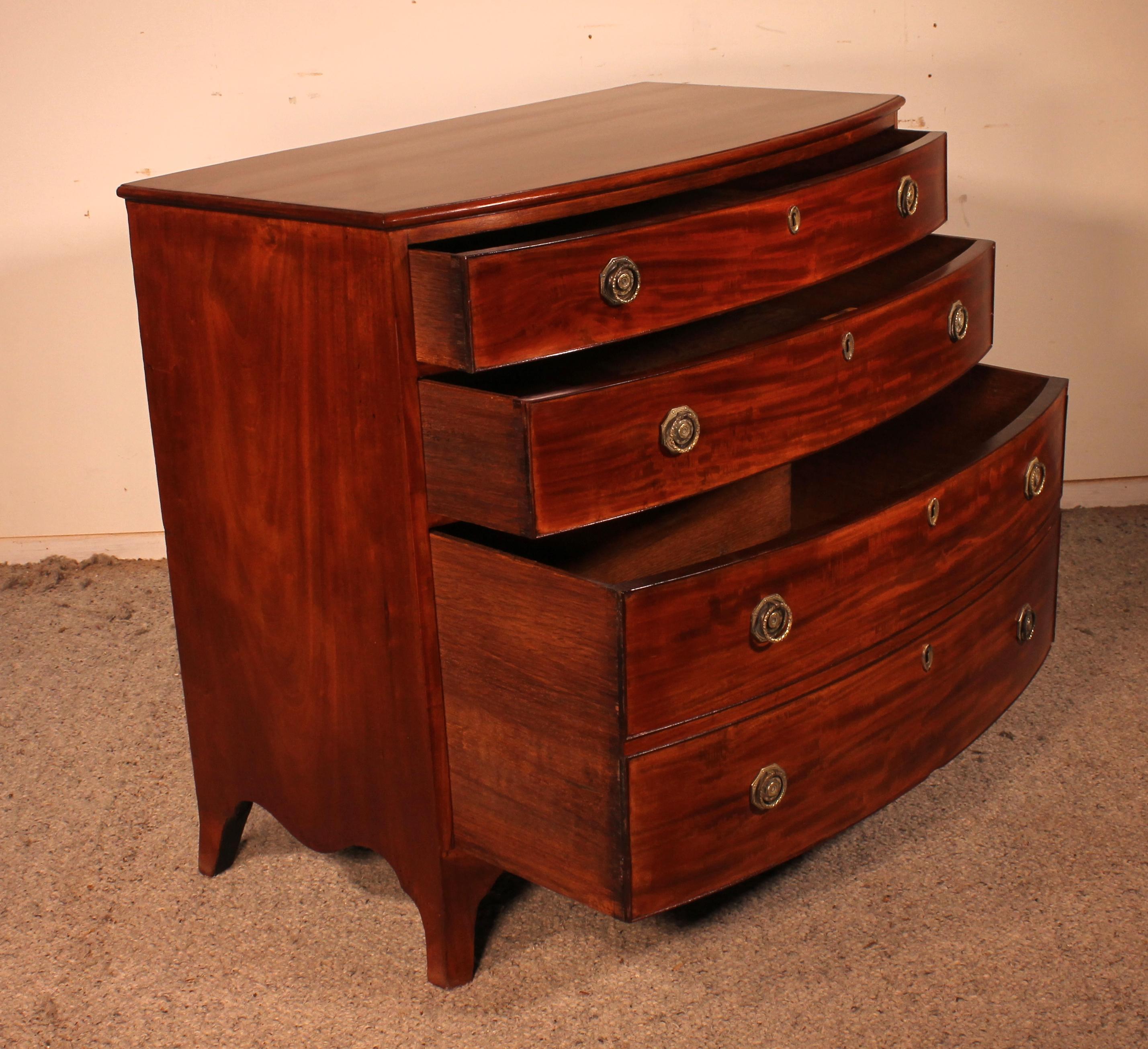 Bowfront Chest of Drawers Circa 1800 in Mahogany For Sale 4