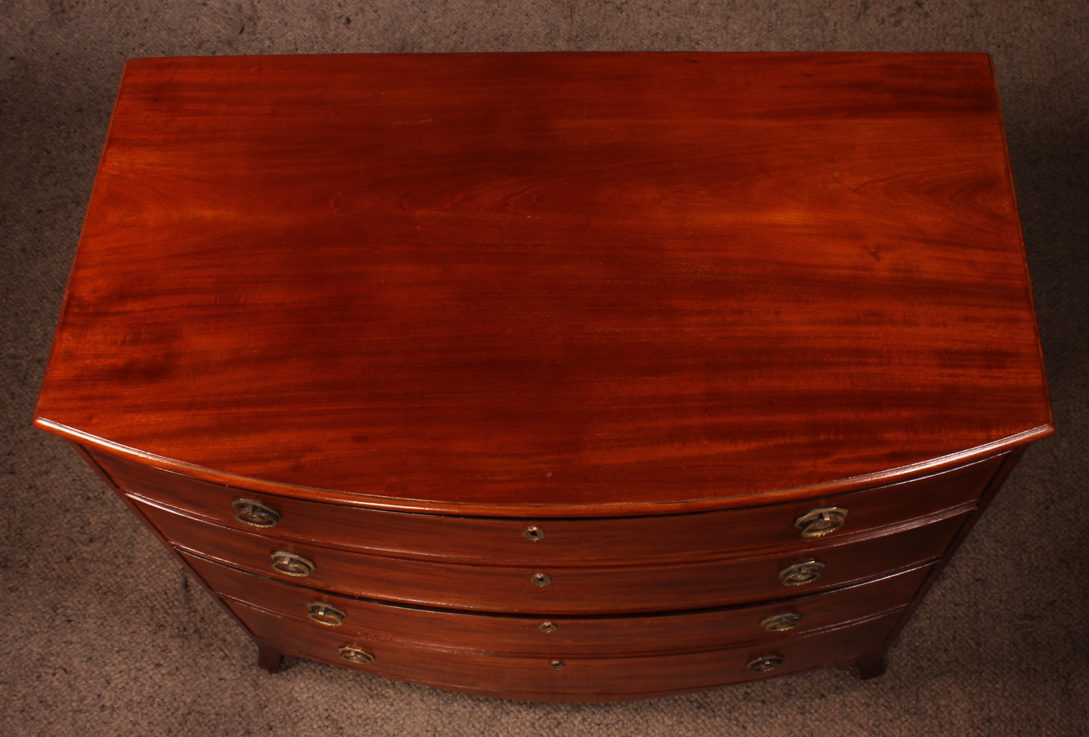 Bowfront Chest of Drawers Circa 1800 in Mahogany For Sale 5