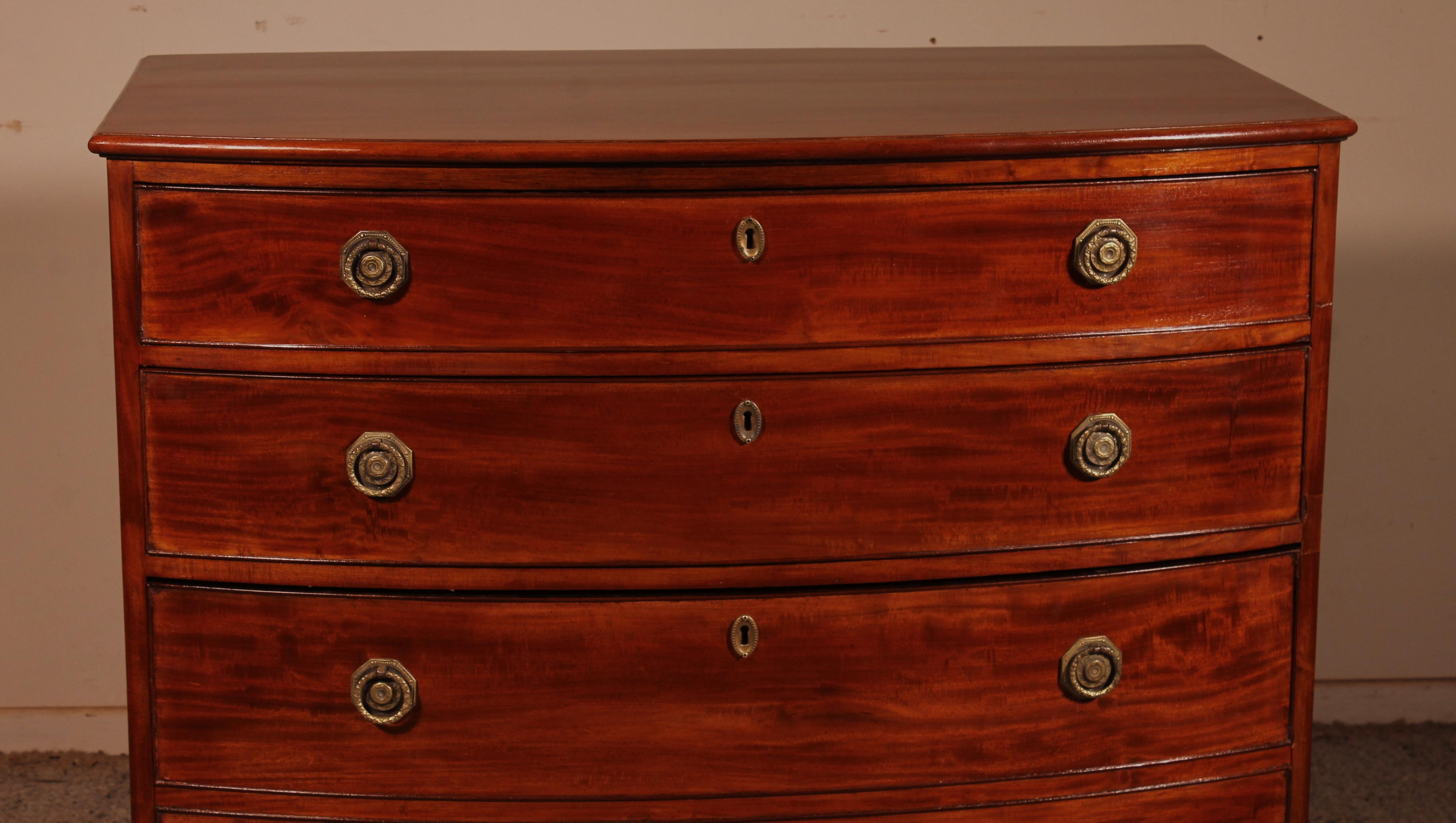A fine regency bowfront chest of drawers in mahogany from the beginning of the 19th century circa 1800-England

Very beautiful chest of drawers composed of three drawers with a large bottom drawer at the bottom with a fake drawer. Which is unusual