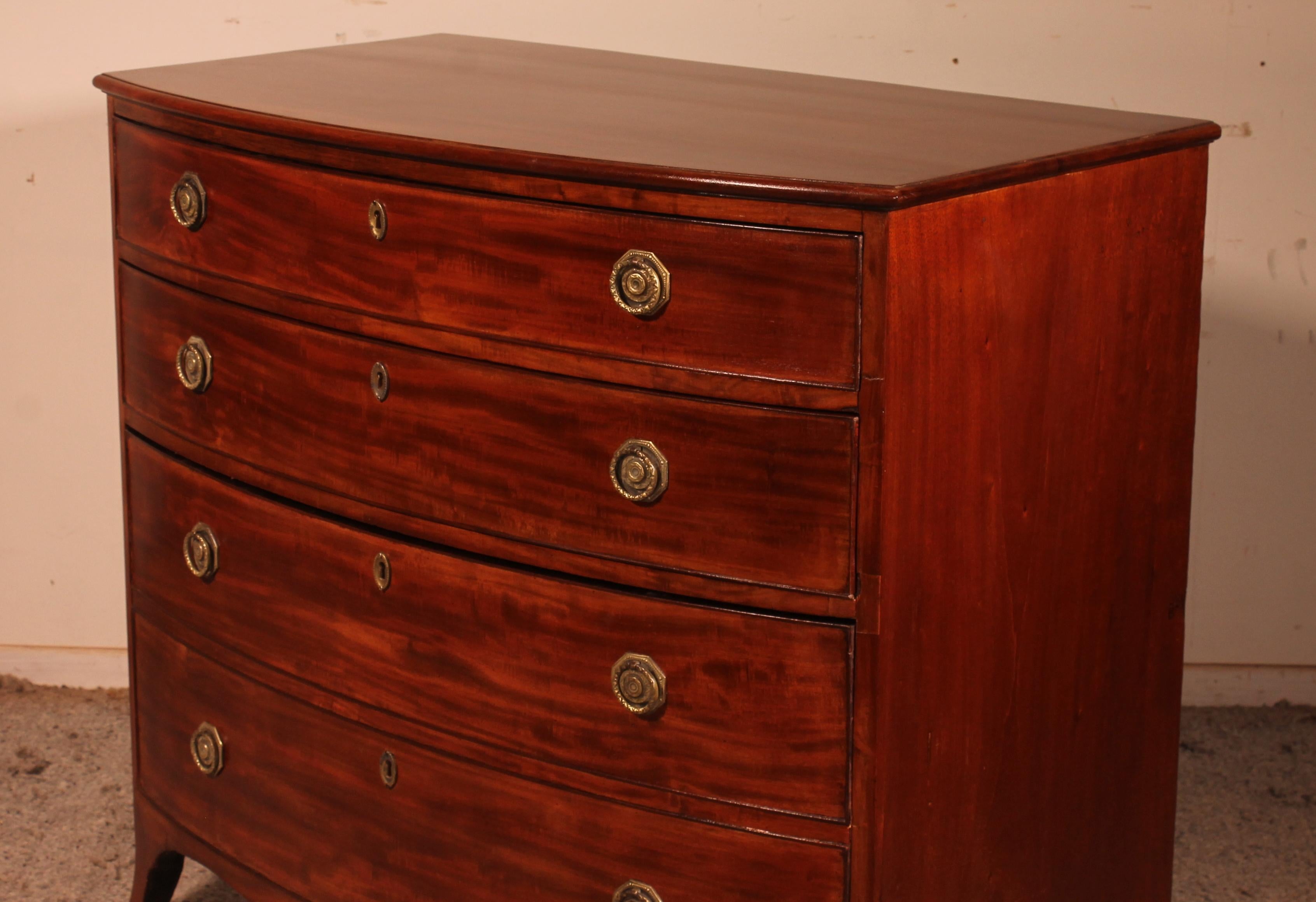 Bowfront Chest of Drawers Circa 1800 in Mahogany In Good Condition For Sale In Brussels, Brussels