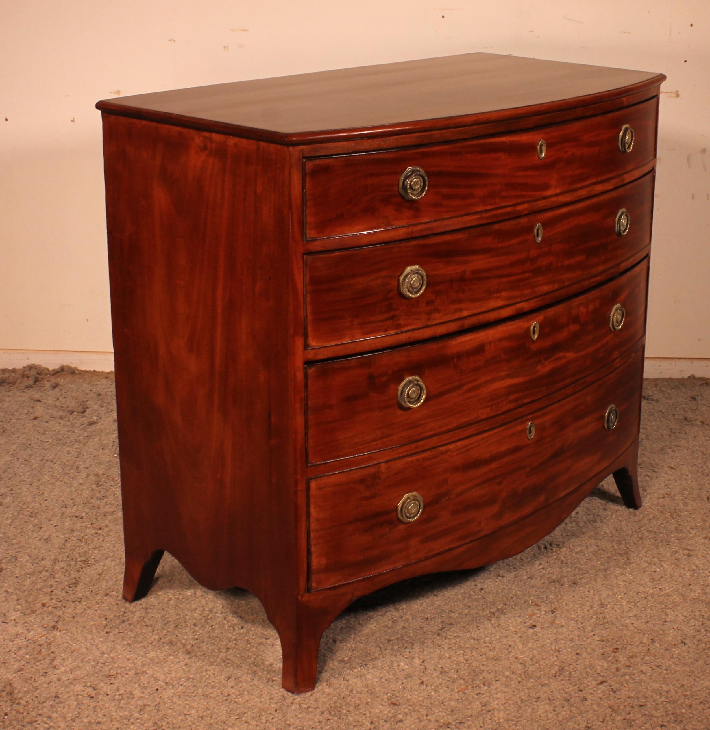 Bowfront Chest of Drawers Circa 1800 in Mahogany For Sale 3