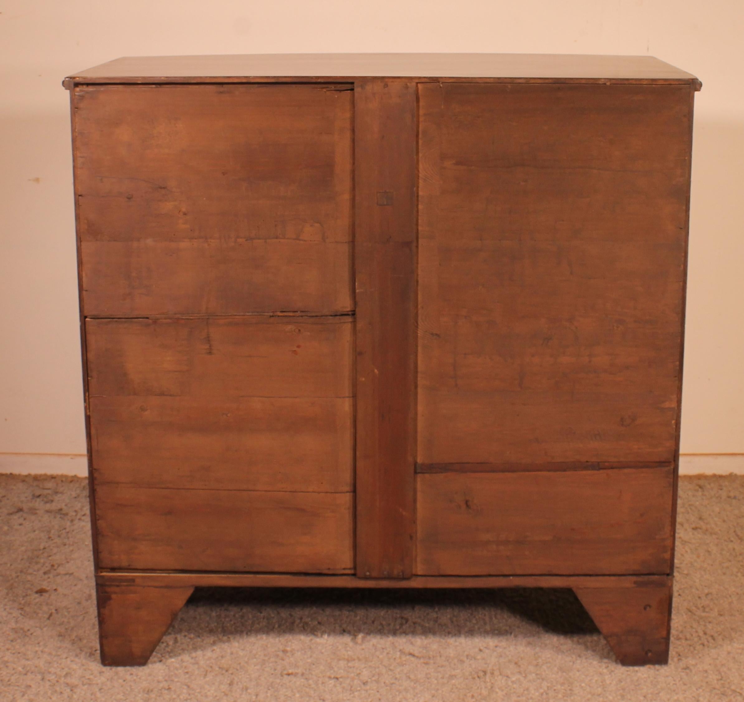 Bowfront Chest of Drawers / Commode in Mahogany and Inlays, Circa 1800 6
