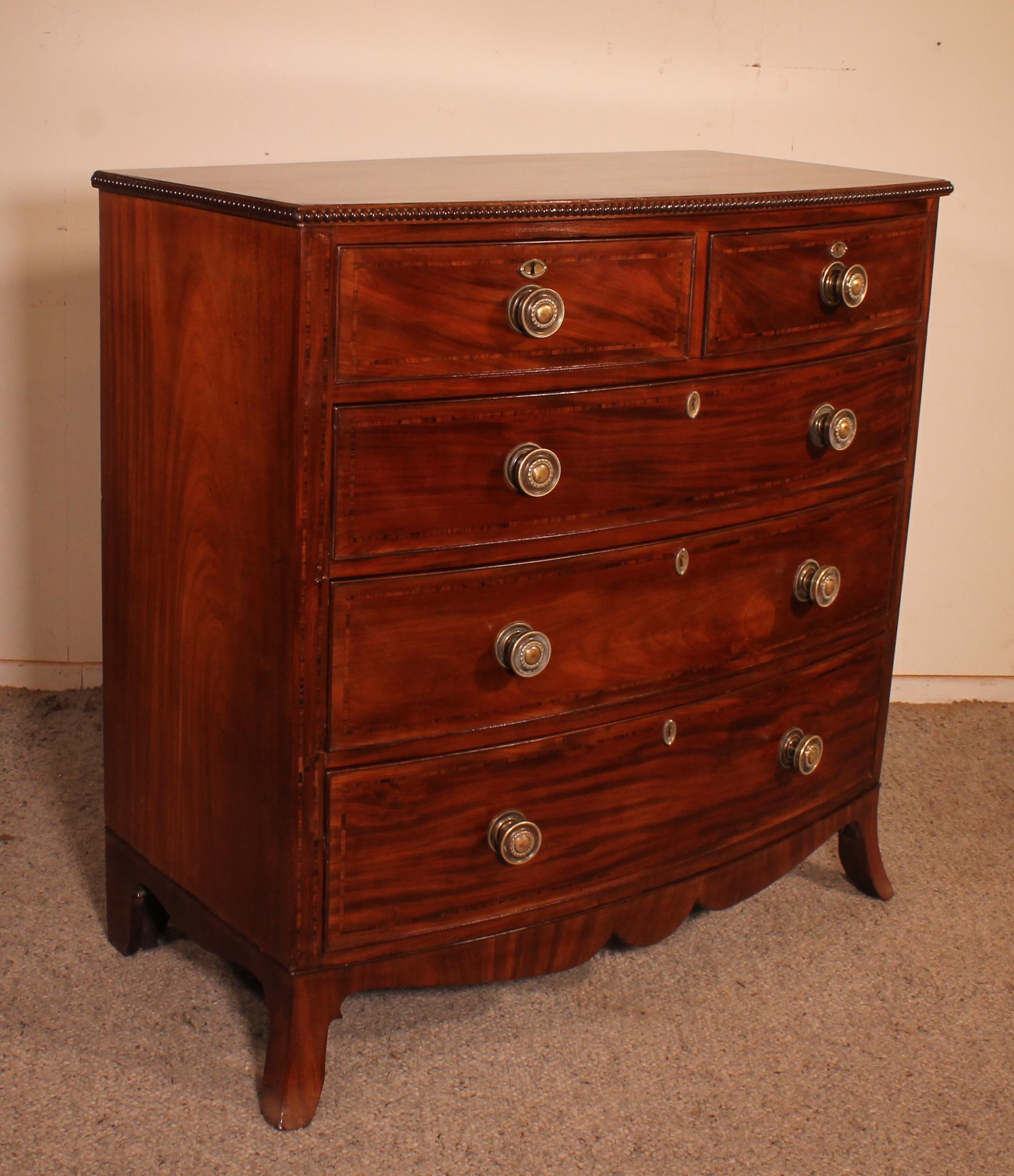 Bowfront Chest of Drawers / Commode in Mahogany and Inlays, Circa 1800 8