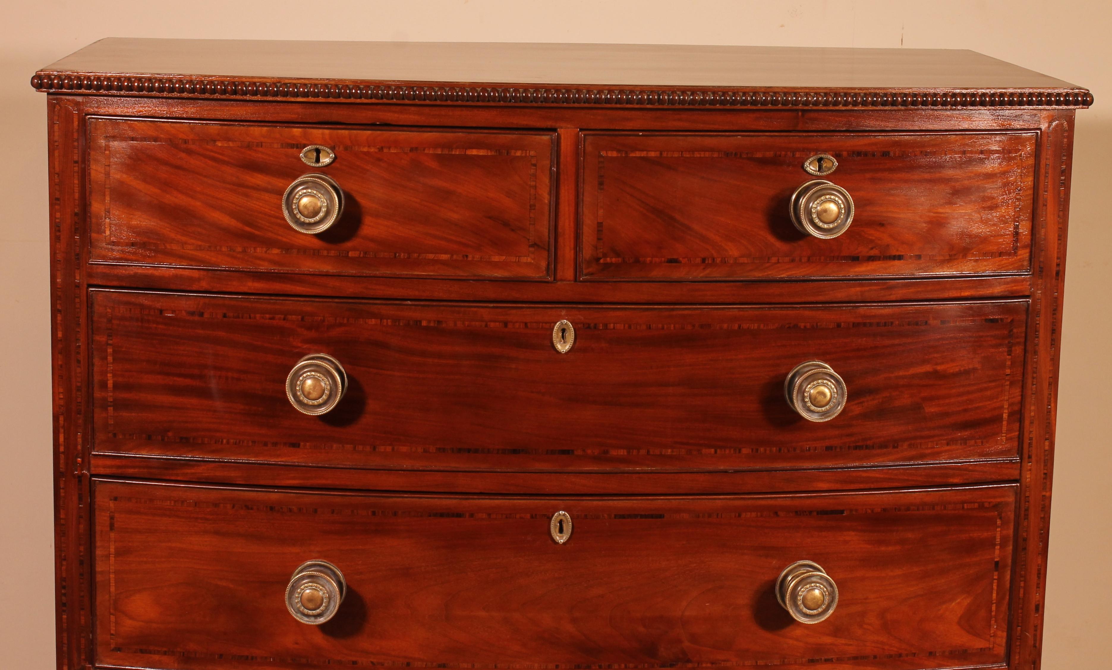 A fine bowfront chest of drawers from the end of the 18th century - beginning of the 19th century circa 1800-England
Chest of drawers of very good quality which has many inlays on the top, drawers as well as on the two uprights.
This is rare and a