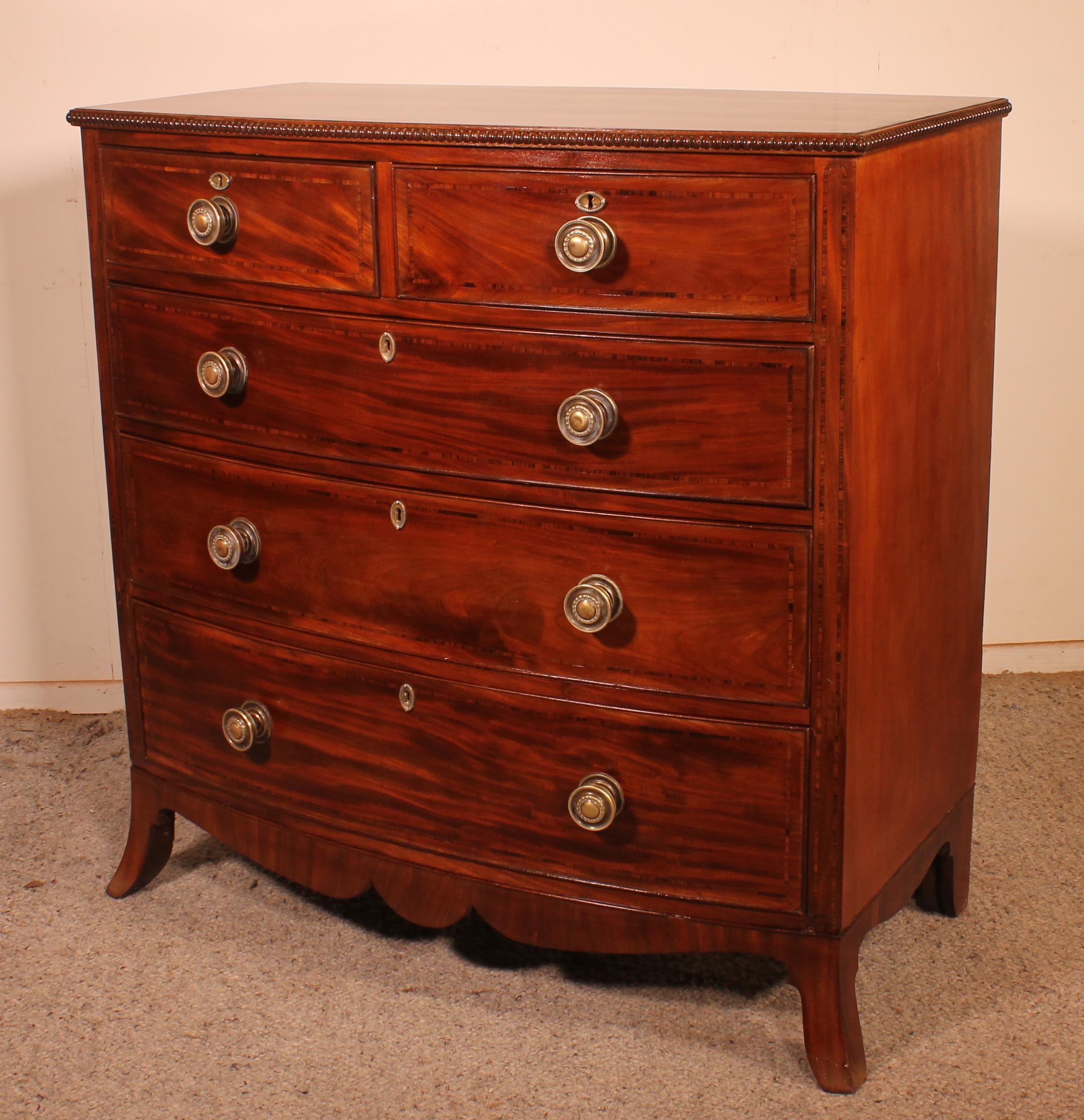 Bowfront Chest of Drawers / Commode in Mahogany and Inlays, Circa 1800 3