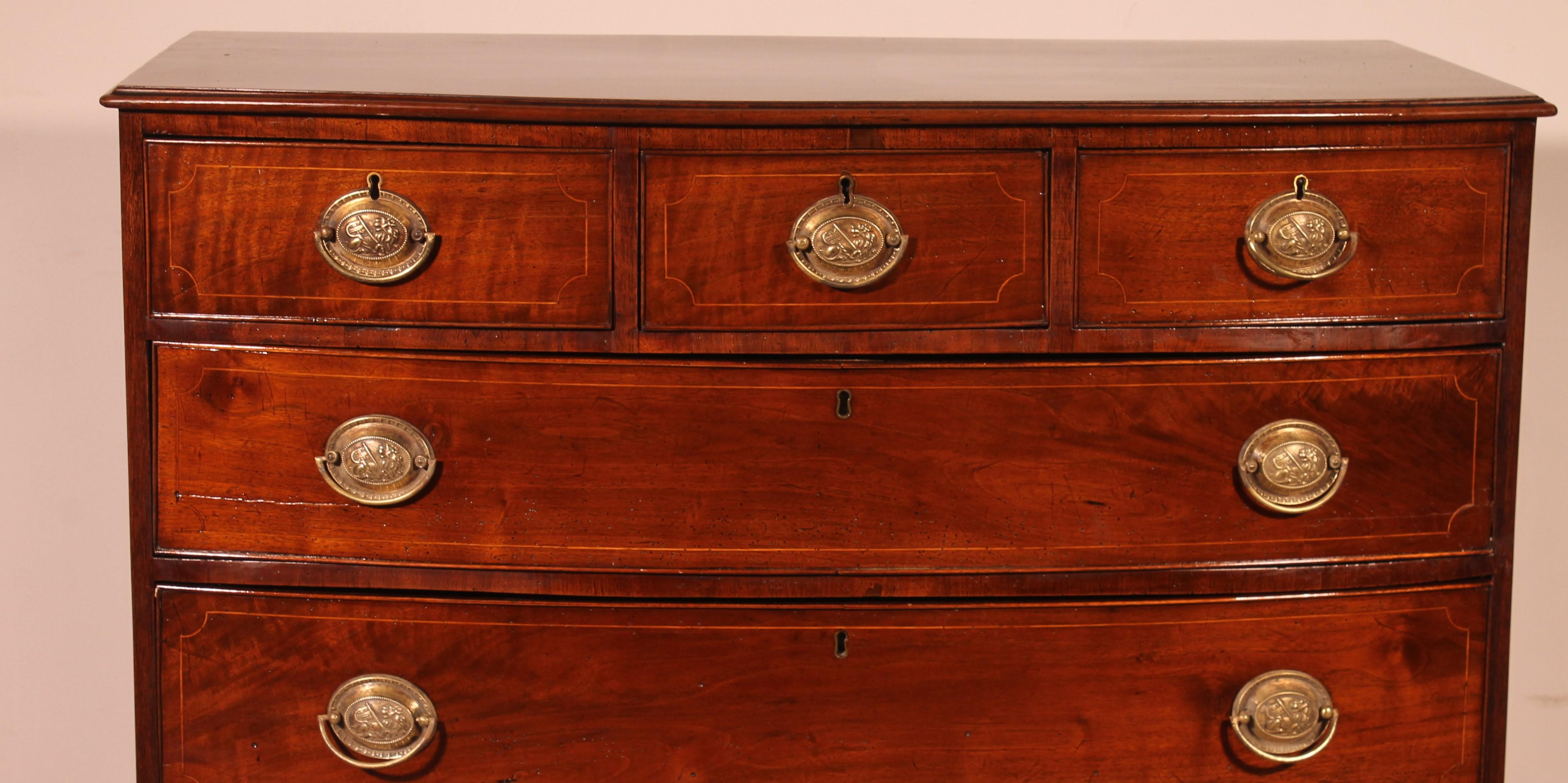 a fine and rare bowfront chest of drawers from the Regency period circa 1800 - England in mahogany

It stands out by it's very good quality with lemon inlays in the drawers as well as at the bottom.

It has 6 drawers including three at the top which