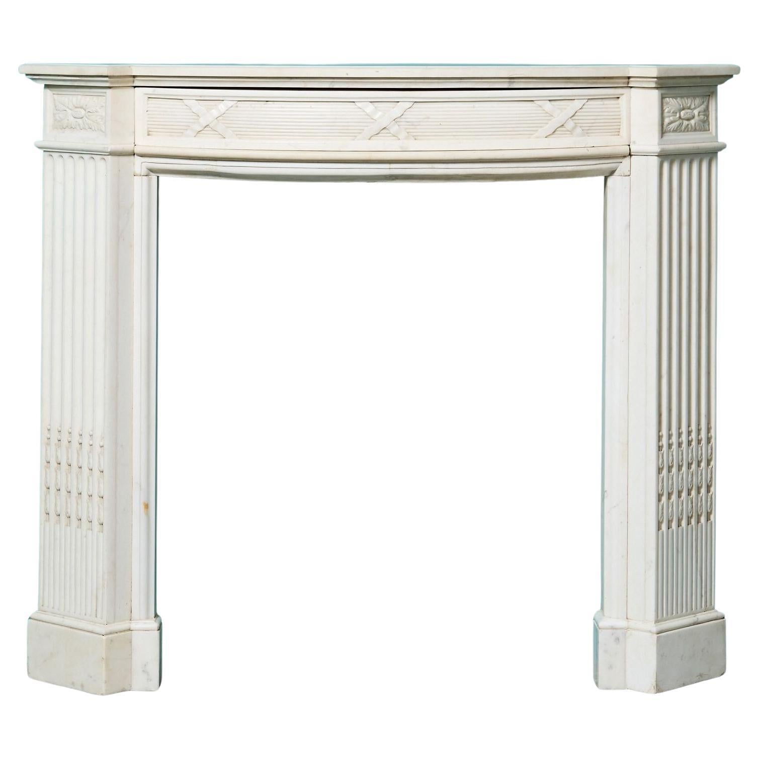 Chimenea de mármol blanco antiguo con frente de arco en venta