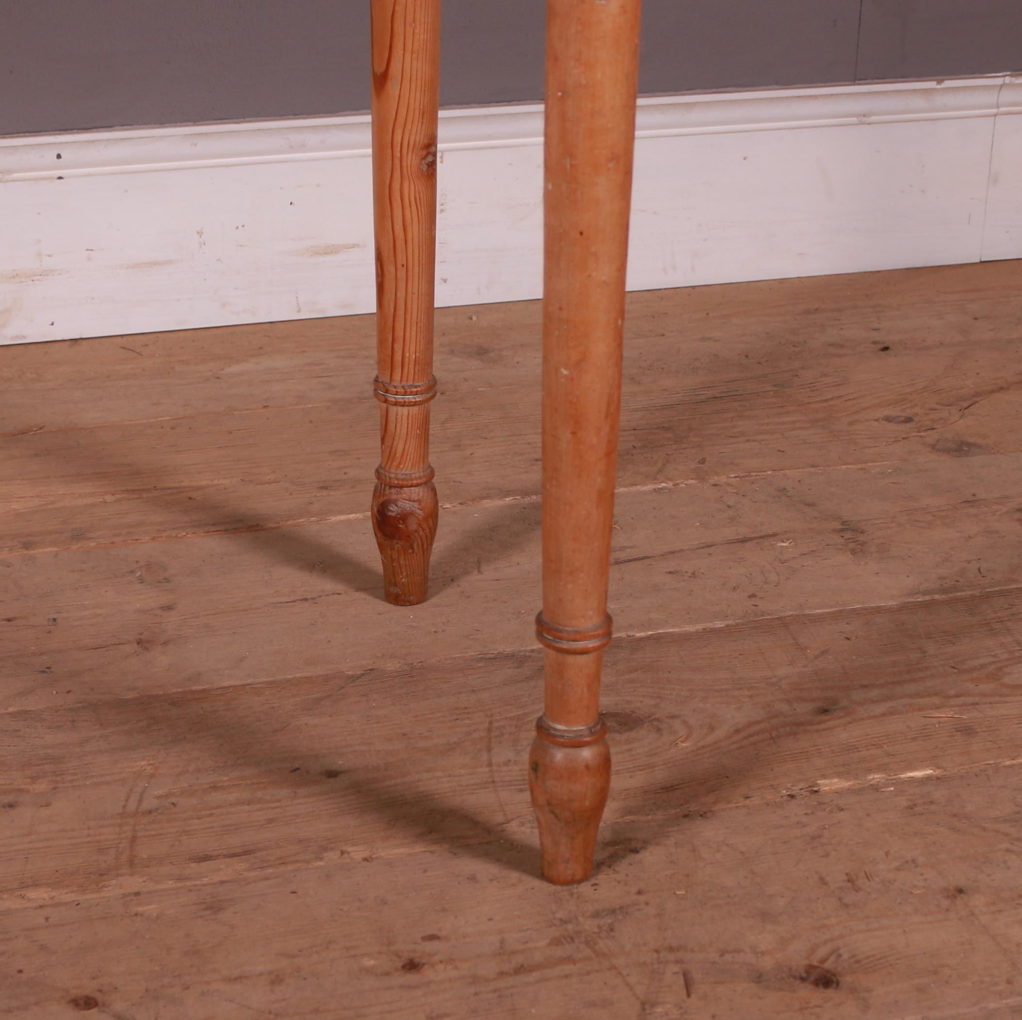 Lampentisch aus Kiefer mit Bogenfront im Zustand „Gut“ im Angebot in Leamington Spa, Warwickshire