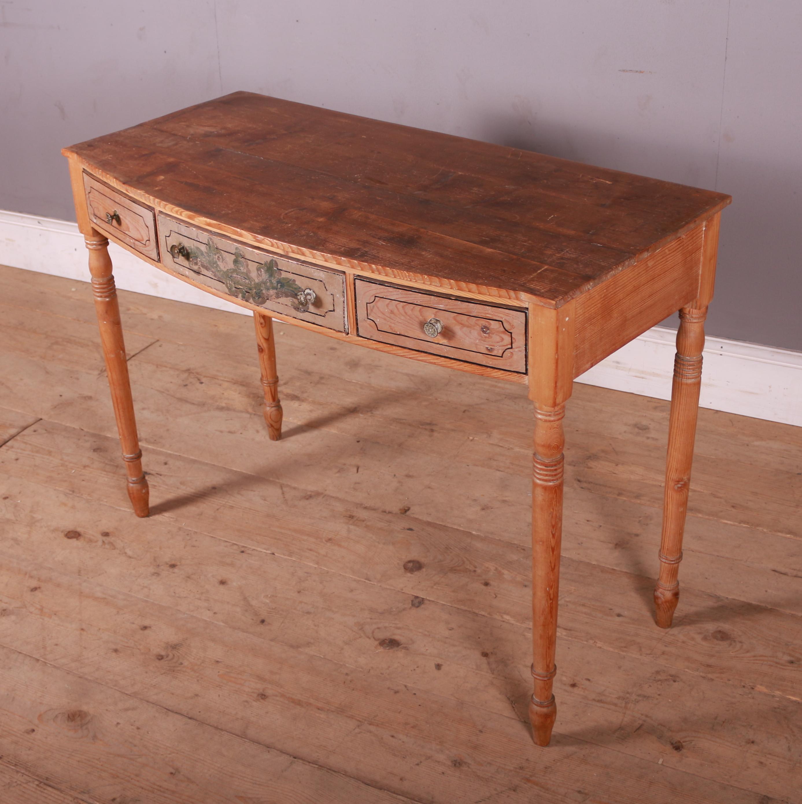 Bowfronted Pine Lamp Table In Good Condition For Sale In Leamington Spa, Warwickshire