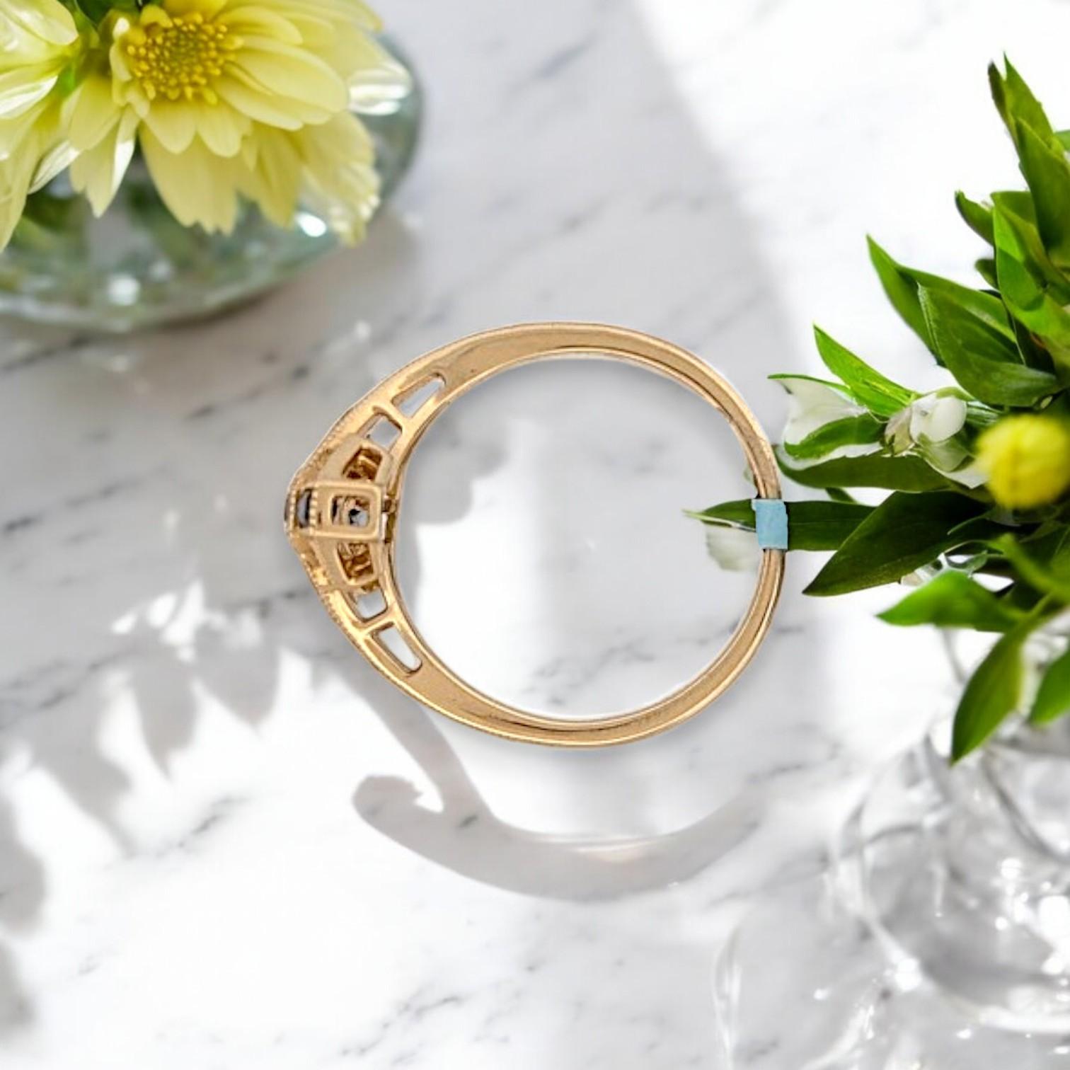 Bowie  Anillo de oro amarillo de 14 quilates con diamantes de 0,15 quilates y zafiros de 0,25 quilates Moderno en venta