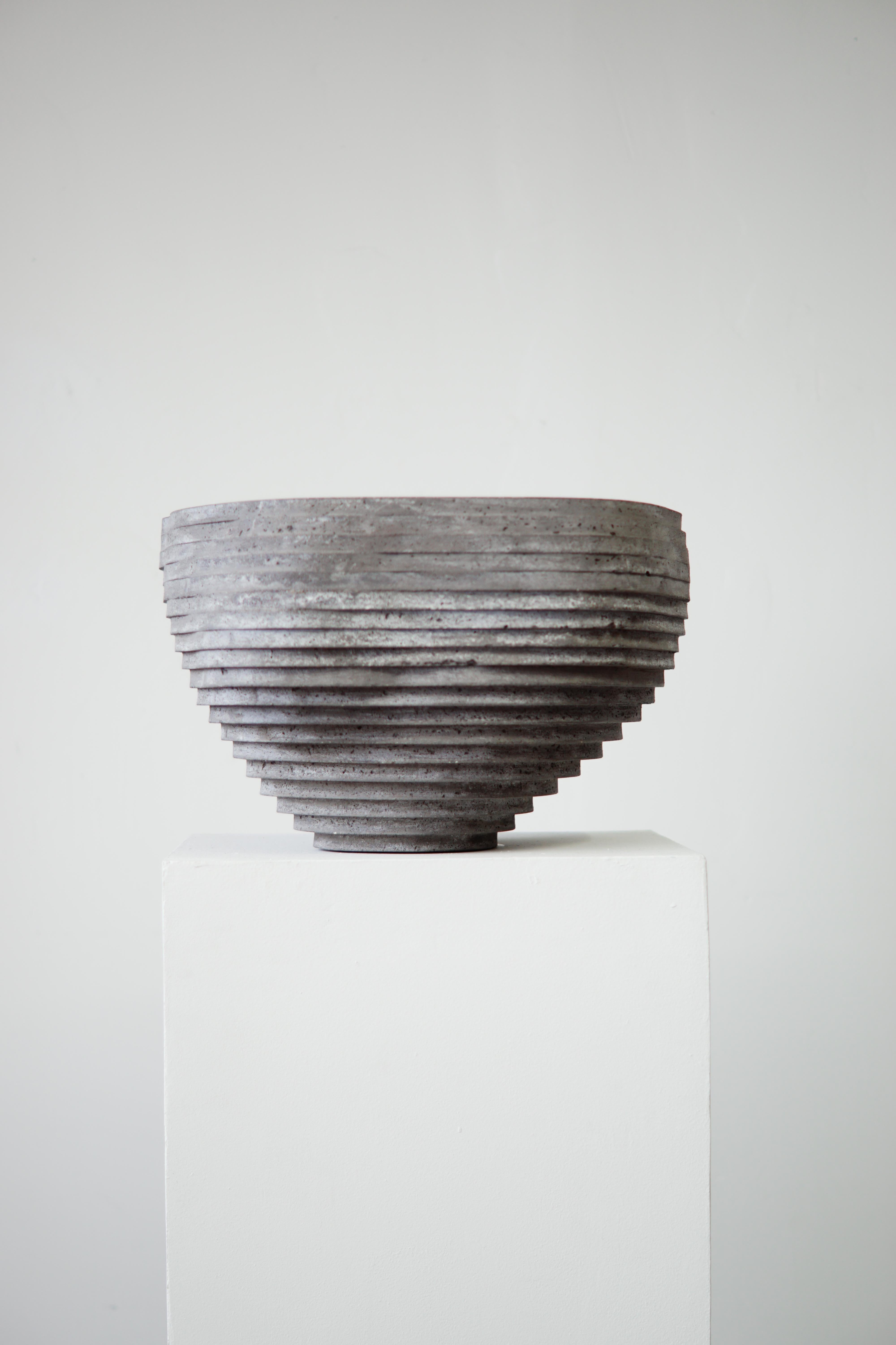 Grande ciotola fusa a mano per uso interno ed esterno. I fori di drenaggio possono essere aggiunti su richiesta.

All'incrocio tra arte, artigianato e design, la collezione di debutto di Concrete Poetics, composta da mobili e accessori scultorei in