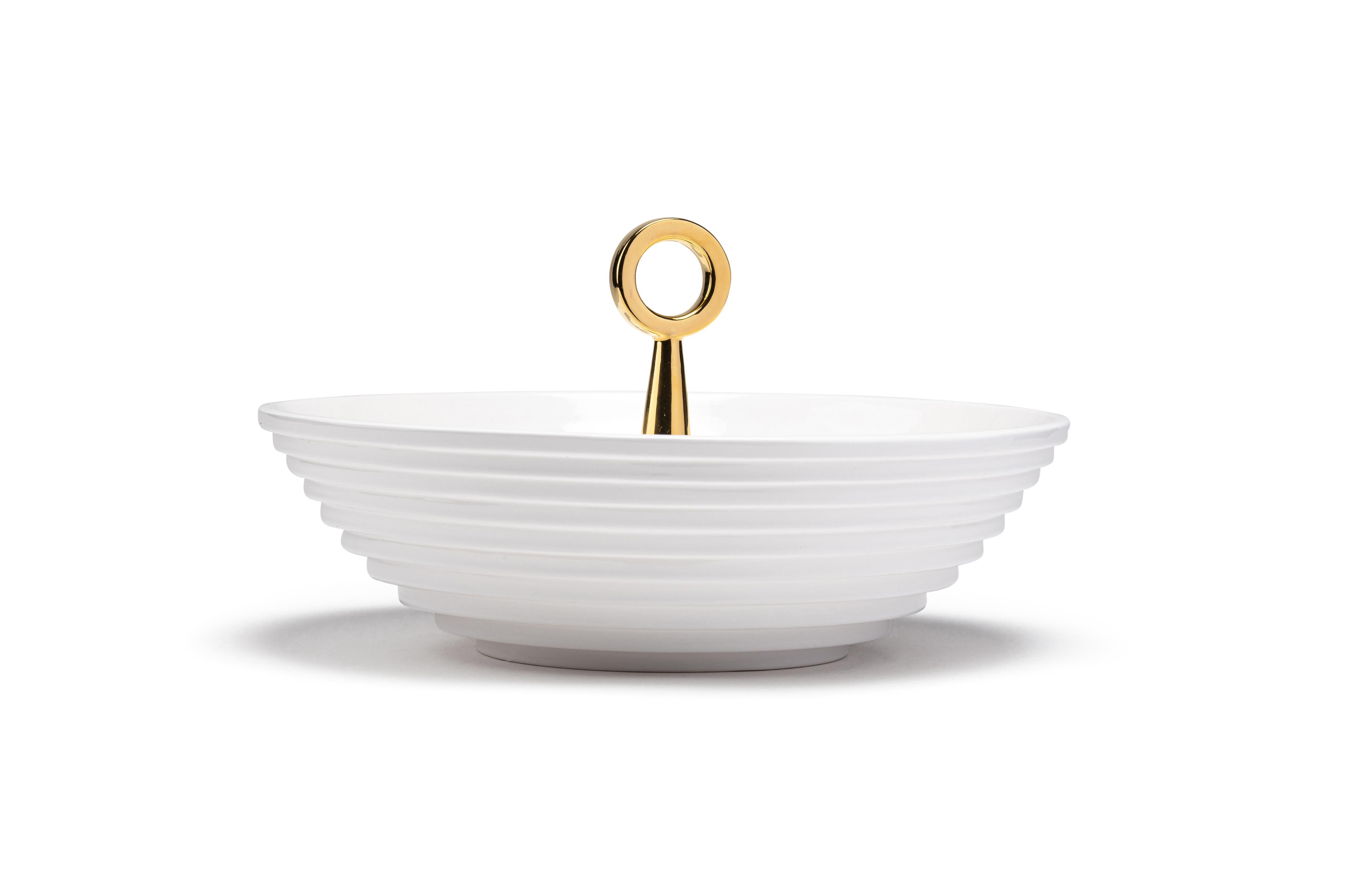 The 12:30 from the 'Meridiane' collection is a white painted ceramic bowl with 24k gold painted details. It is an accessory that can give personality to a minimalist environment and at the same time it can find its perfect location in a more classic