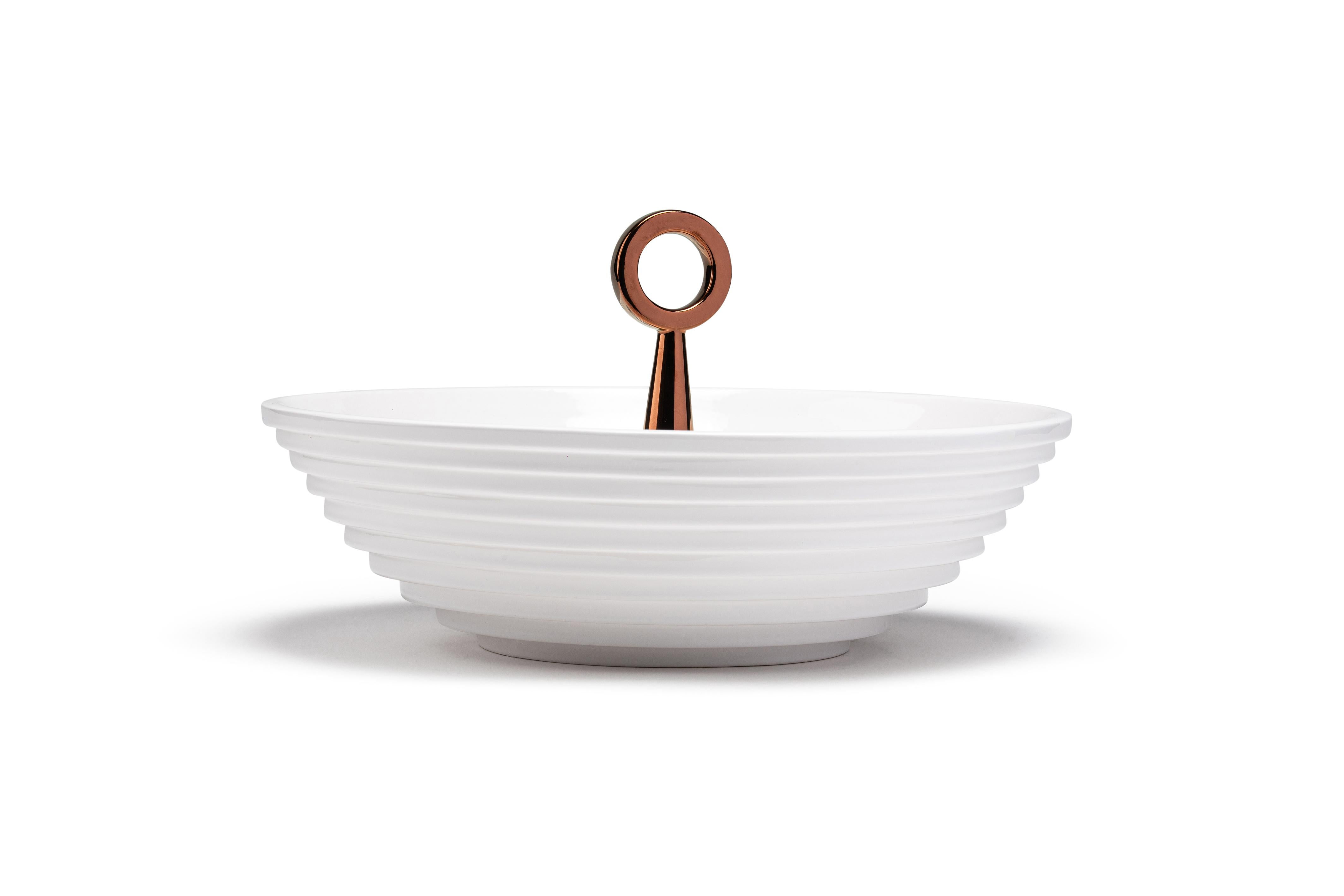 The 12:30 from the 'Meridiane' collection is a white painted ceramic bowl with copper painted details. It is an accessory that can give personality to a minimalist environment and at the same time it can find its perfect location in a more classic