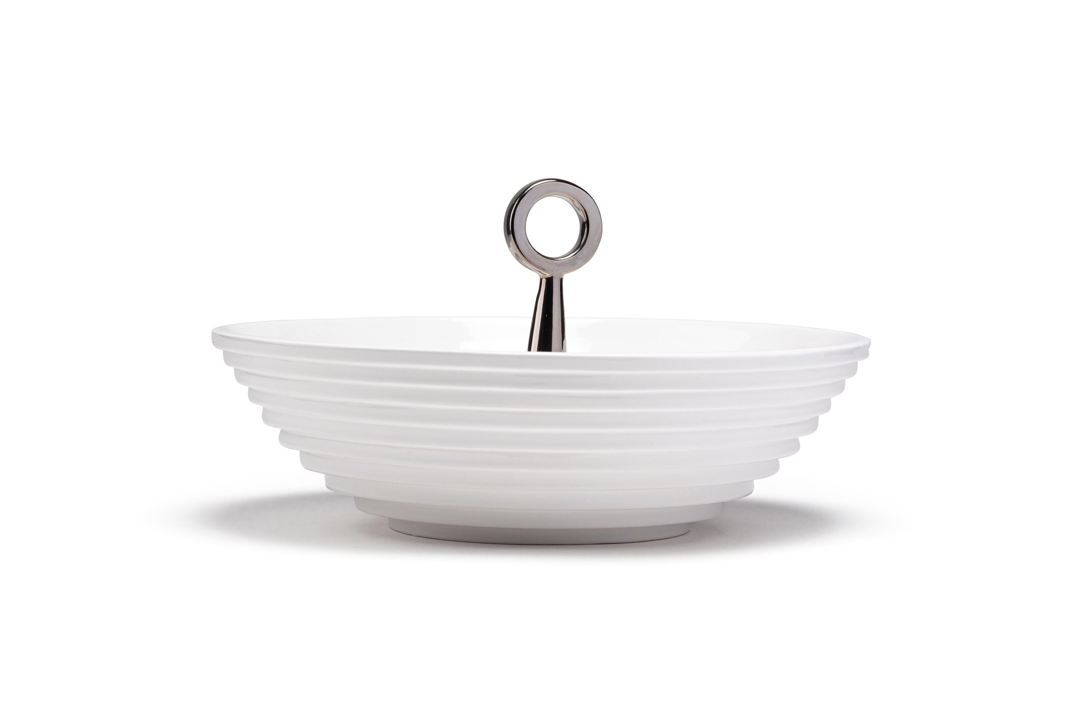 The 12:30 from the 'Meridiane' collection is a white painted ceramic bowl with platinum painted details. It is an accessory that can give personality to a minimalist environment and at the same time it can find its perfect location in a more classic