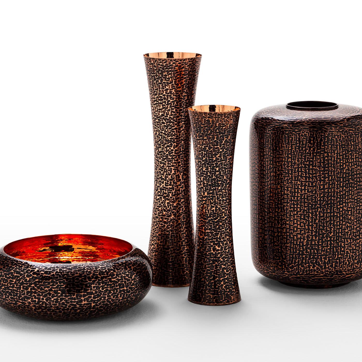An example of impeccable craftsmanship, this superb bowl is a versatile piece of functional decor that will elegantly enliven a modern or eclectic interior. Made entirely of copper, it bursts in its inner gleaming and captivating hue, while the