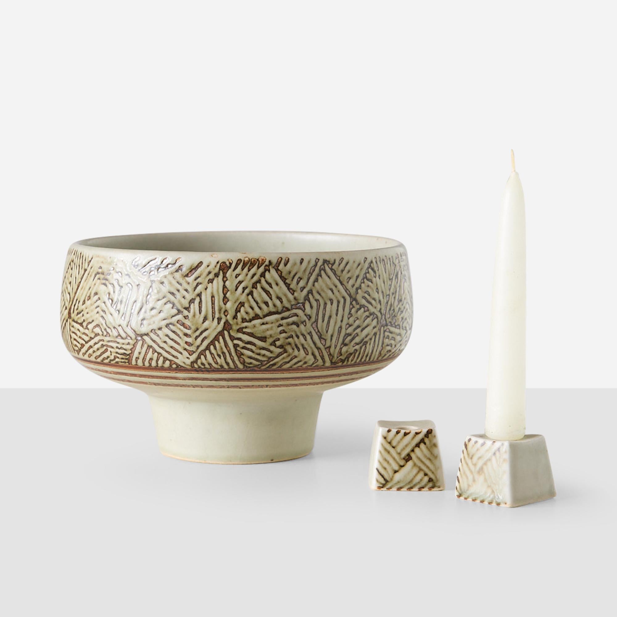 Una ciotola rotonda da centrotavola e una coppia di candelieri, ornati da decorazioni a rilievo in crema e marrone. Ciotola #22316 e candelieri #22537 di Royal Copenhagen. Marchio del produttore sulla base.