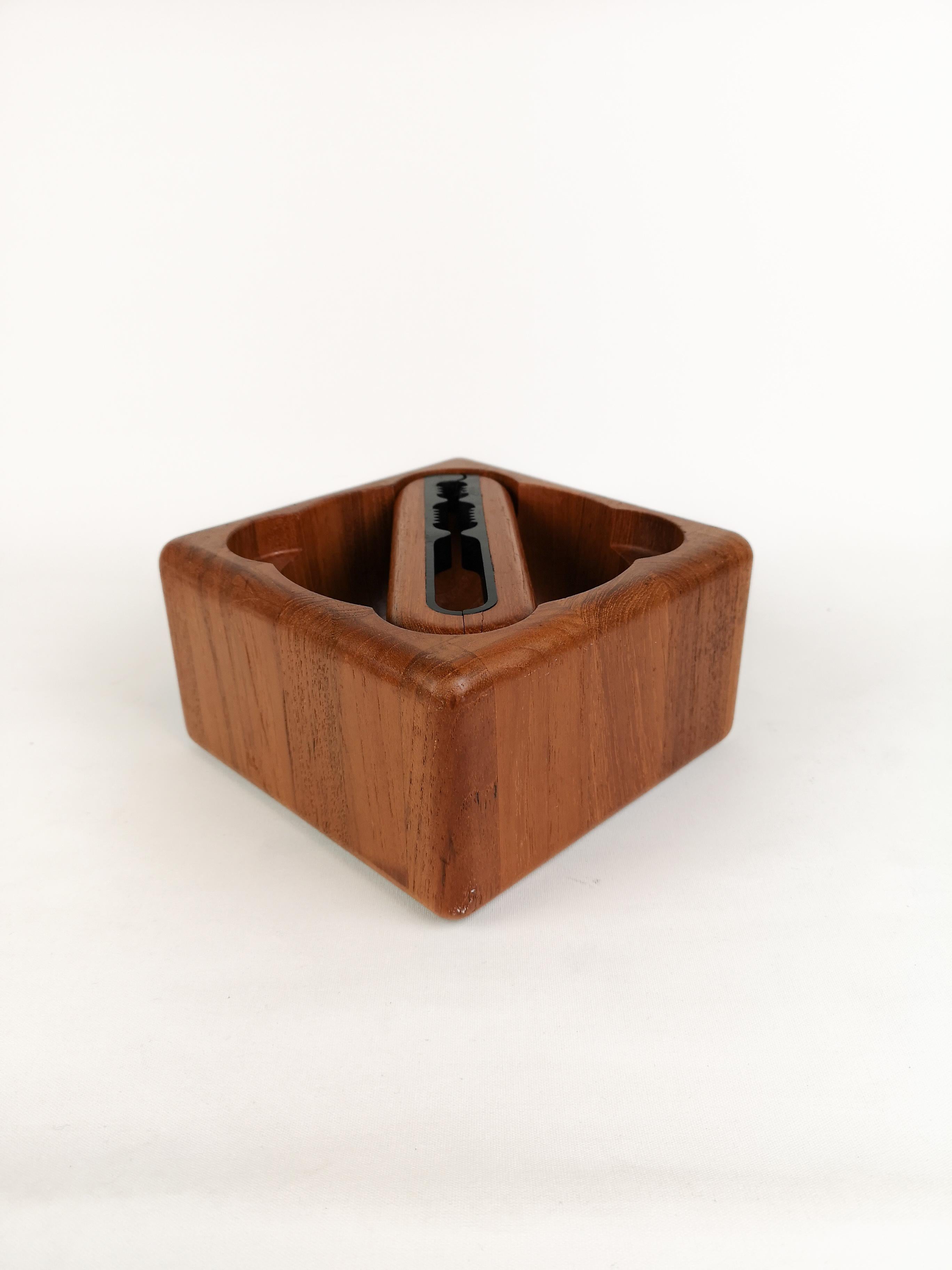 Nice carved bowl in teak with a nicely to the bowl fitted nutcracker. Designed in Denmark for Digsmed.

Good condition

Measures 18 x 18 cm H 10 cm.