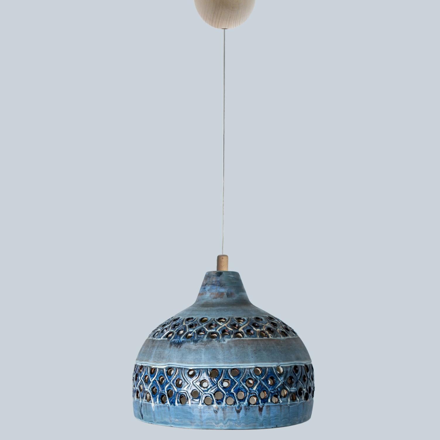 Schalen-Pendelleuchte aus blauer Keramik, Dänemark, 1970 (Dänisch) im Angebot