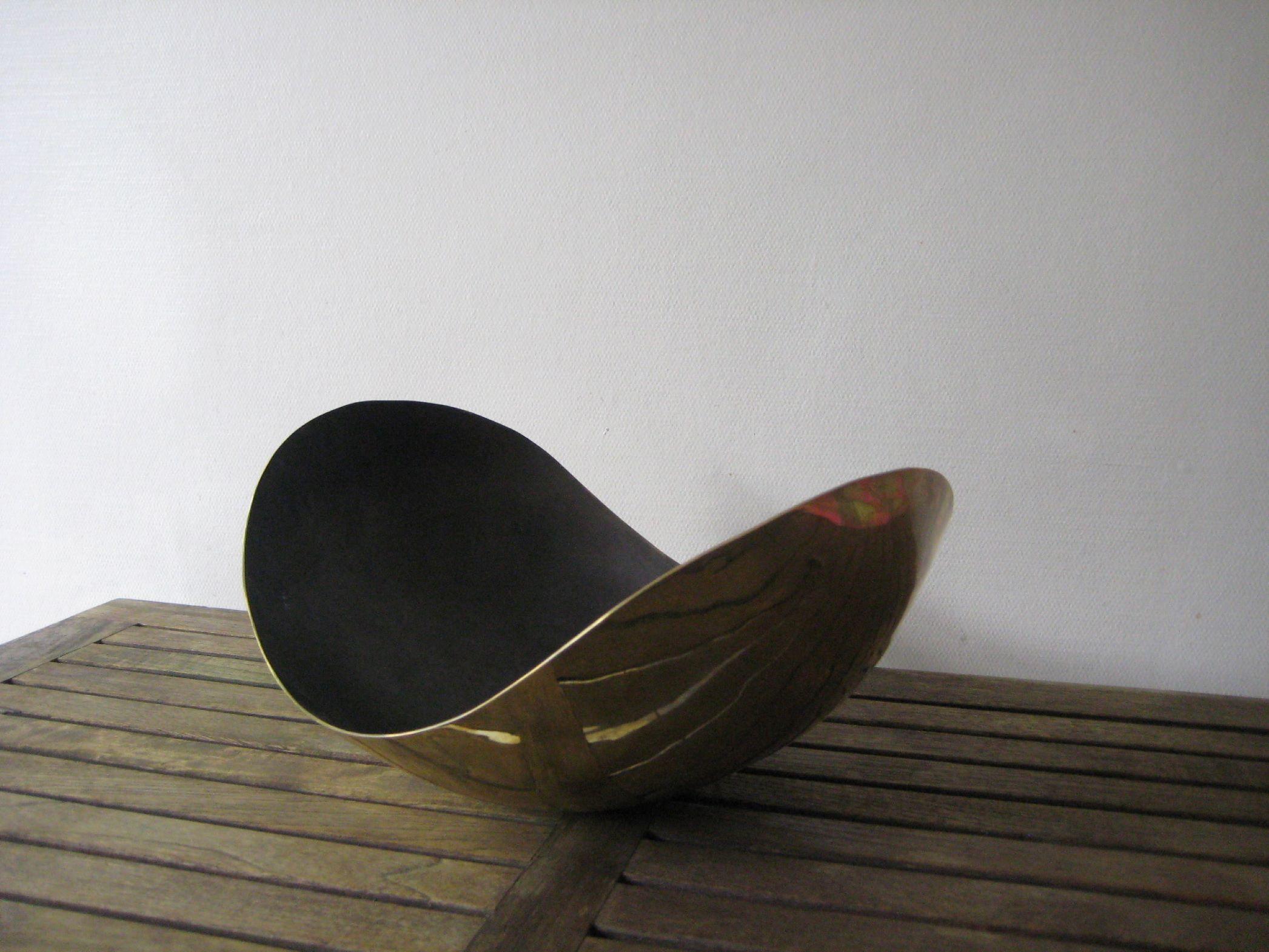 A bowl in brass for several things as fruit or decoration (Christmas balls….)
outside brass inside chemical blackened brass.