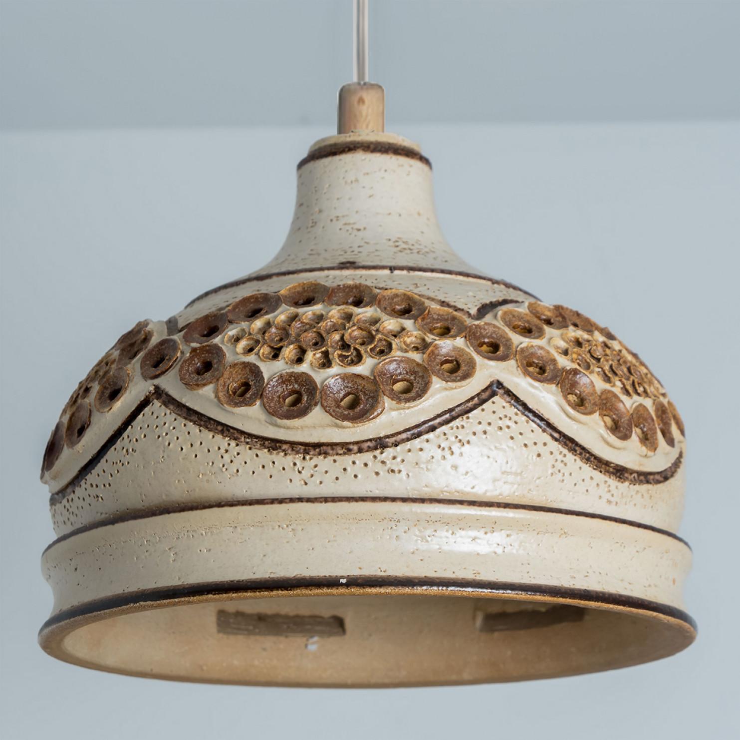 Superbe lampe suspendue ronde en forme de bol, fabriquée dans les années 1970 au Danemark, avec des céramiques beiges aux riches couleurs brunes. Nous disposons également d'une multitude d'ensembles et de compositions lumineuses uniques en céramique