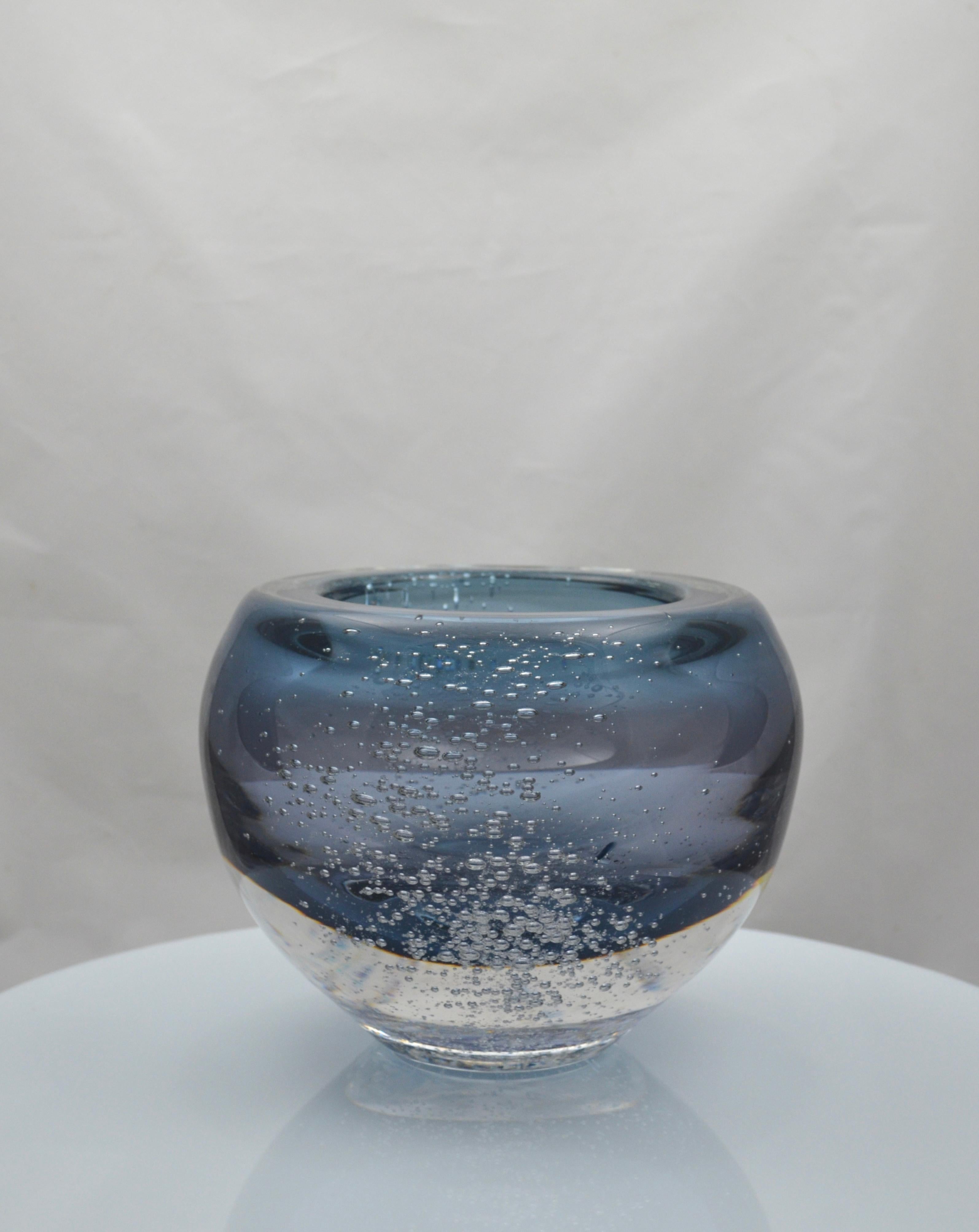 Wunderschönes mundgeblasenes Stück aus Öko-Kristall (Ersatz von Blei durch Bariumkarbonat), geschaffen vom portugiesischen Glasmachermeister Nelson FIGUEIREDO.
Einzigartiges Stück!
Diese Schale hat ein schwedisch inspiriertes, minimalistisches