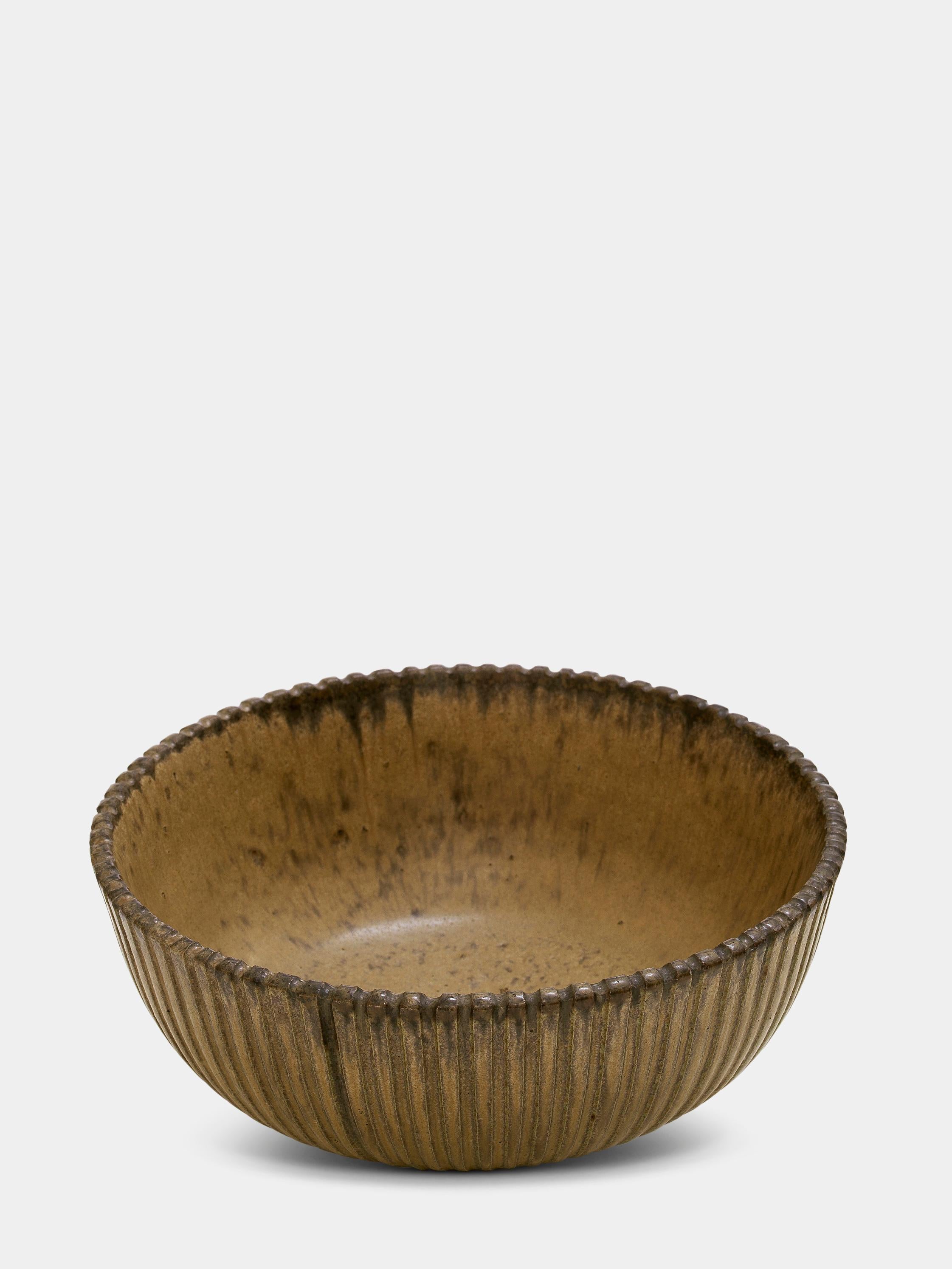 Arne Bang (1901-1983)

Bowl by the Danish ceramist, Arne Bang, decorated in light grey and earth colored glaze

Manufactured in the 1940s.

Stamped 'AB', numbered 123.

 