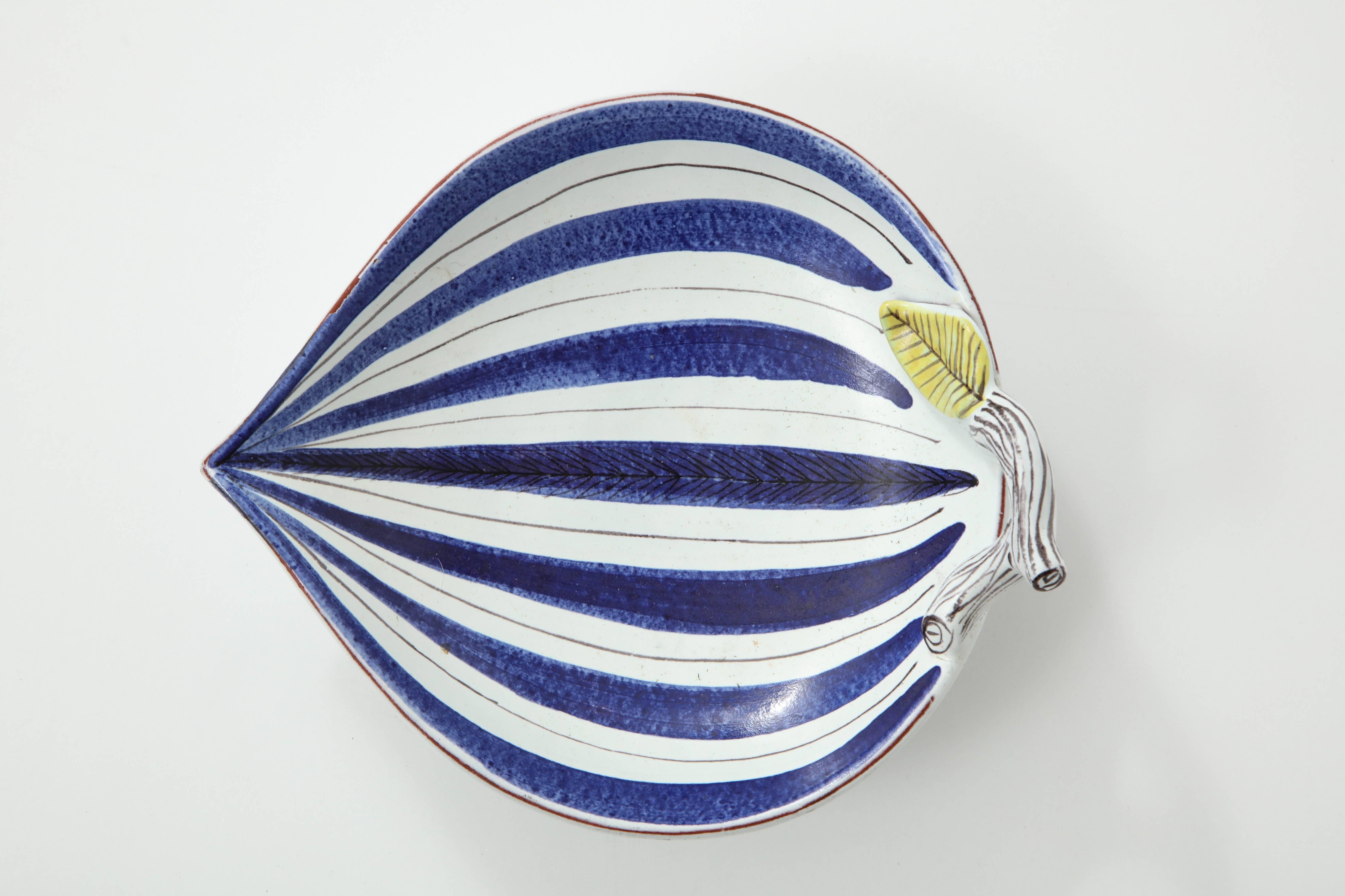 Decorative leaf shaped bowl by Stig Lindberg, Sweden, circa 1950. Faience.
Very good condition.
An artistic jack-of-all-trades, Stig Lindberg was accomplished in Industrial Design, textile design, painting, illustration, glassblowing and ceramics.