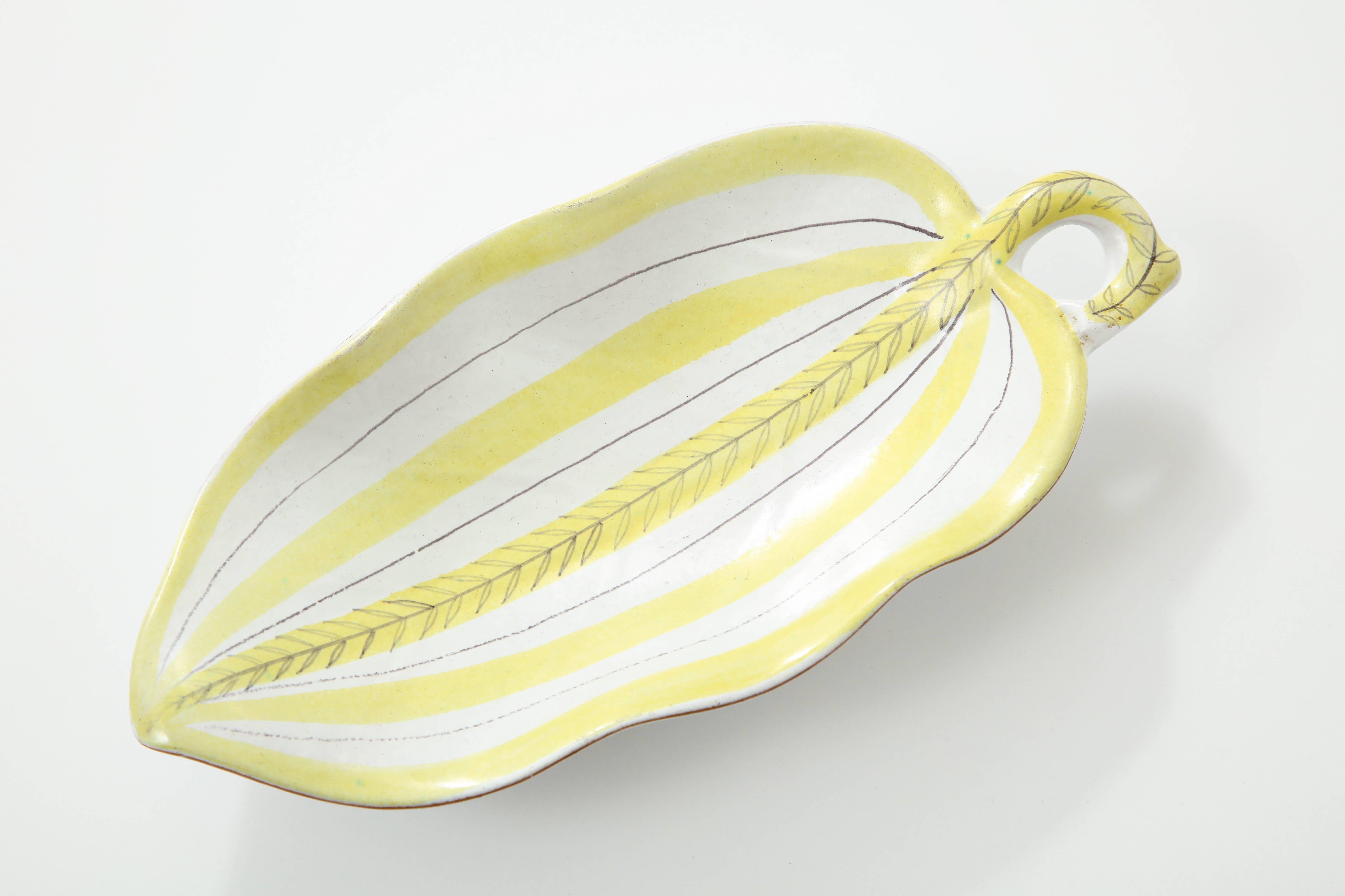 Decorative leaf shaped bowl by Stig Lindberg, circa 1950. Very good condition.
Manufactured by Gustavsberg.
An artistic jack-of-all-trades, Stig Lindberg was accomplished in industrial design, textile design, painting, illustration, glassblowing