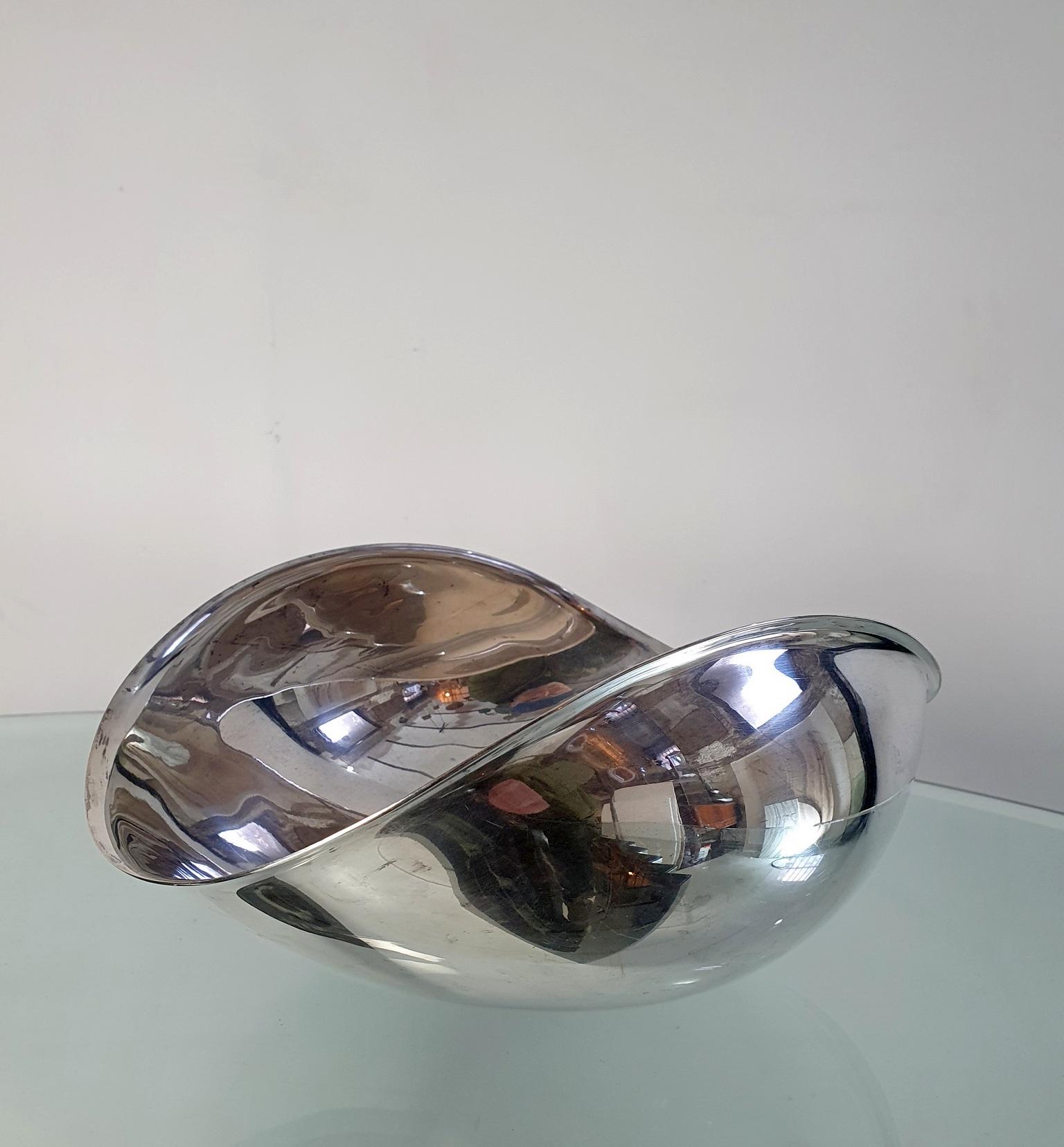 A bowl with the name Candara with a simplistic and iconic design by renowned italian designer Lino Sabattini from circa 1970. The condition is good albeit with some wear (see pictures). 

Lino Sabattini was born in Correggio (Reggio Emilia) the