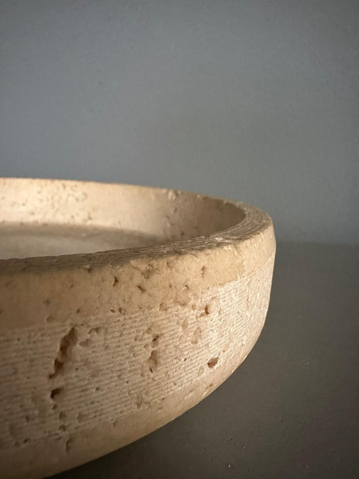 Bowl Centerpiece by Up&Up by E.Di Rosa P.A Giusti, Travertine Marble, 1970 In Good Condition For Sale In Milan, IT