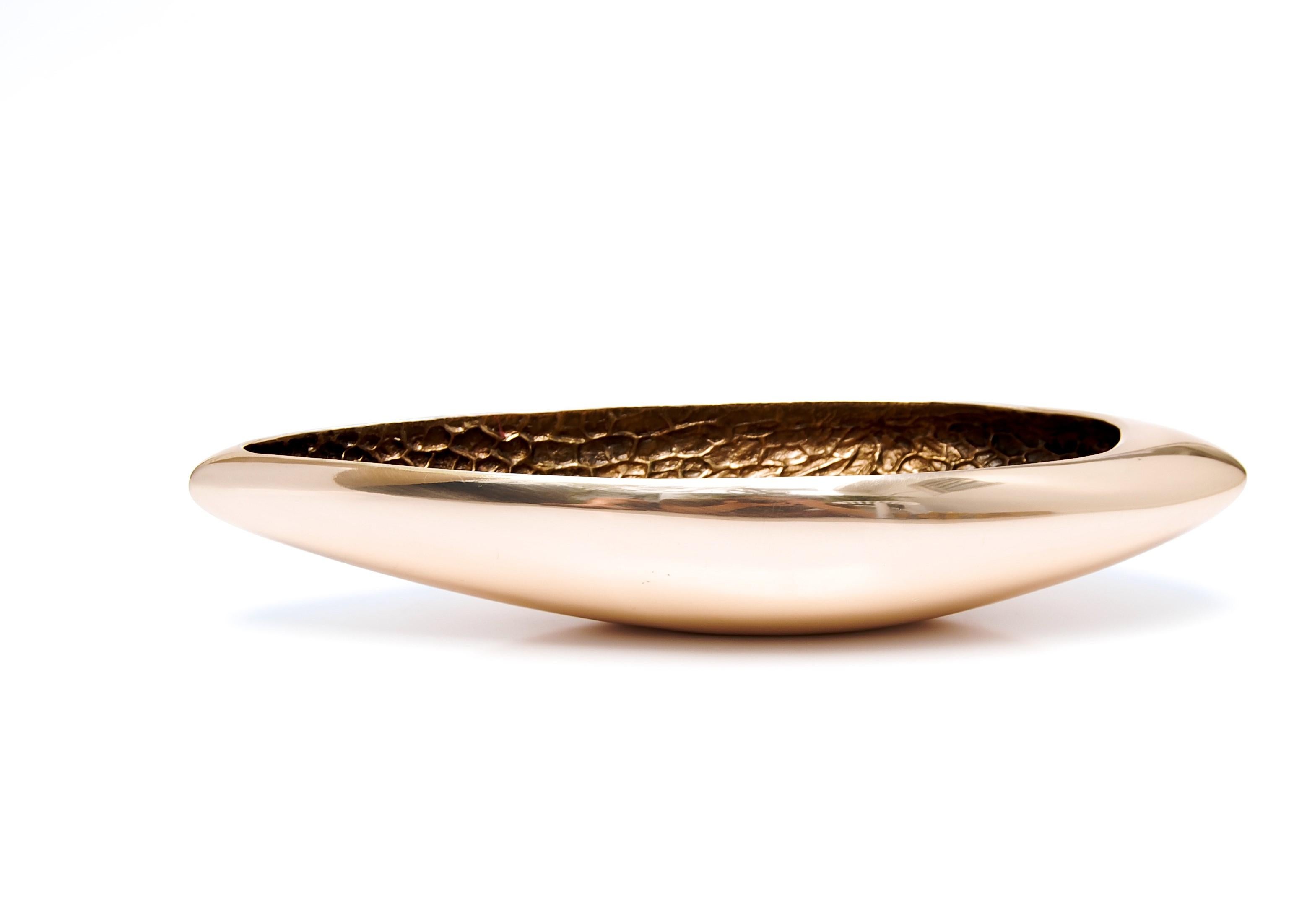 Bowl, centerpiece in polished bronze by Fakasaka design.
Dimensions: W 36 x D 12 x H 7 cm.
Materials: Polished bronze.
 