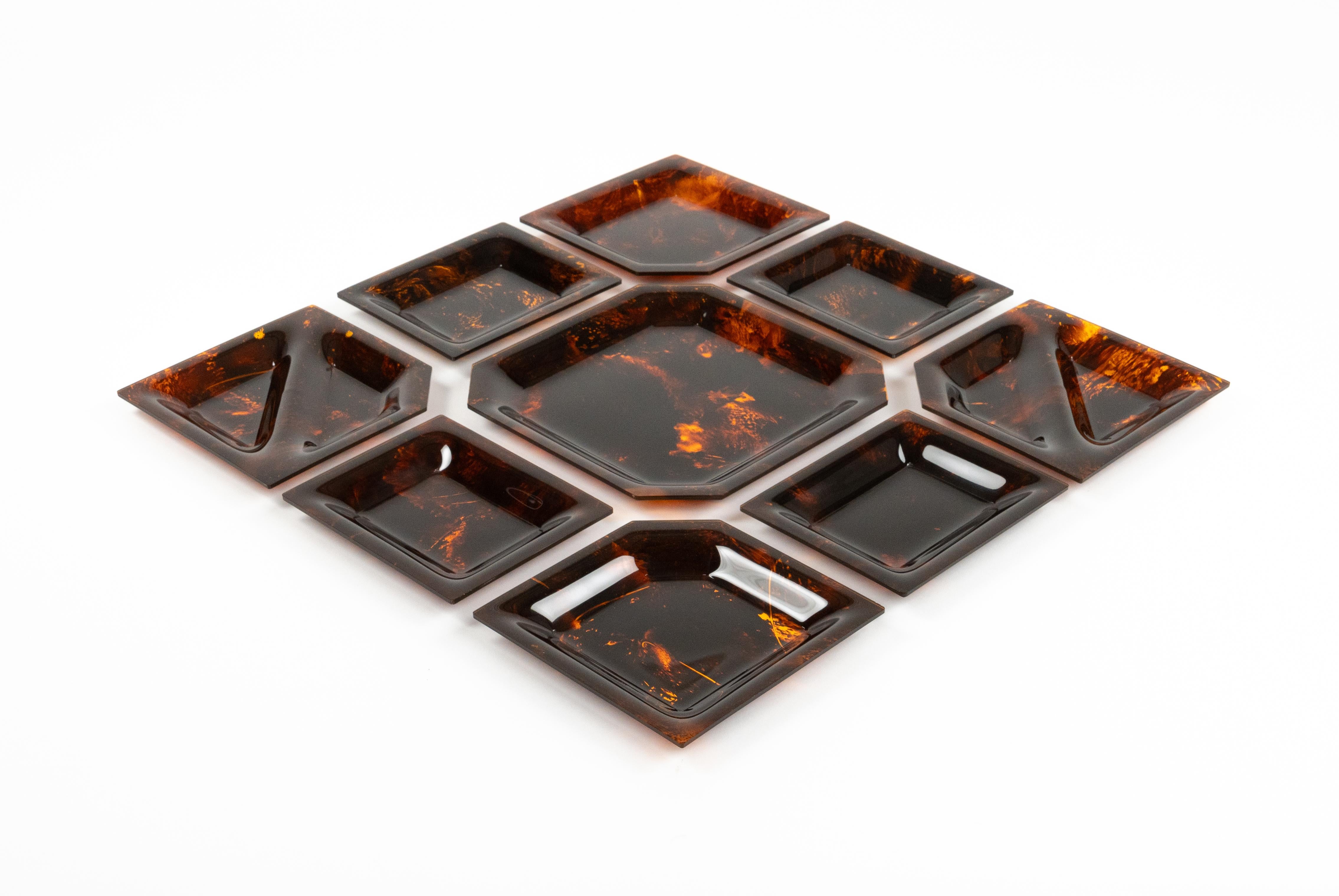 Bellissima ciotola da antipasto/centrotavola in finta lucite tartarugata composta da 9 pezzi nello stile di Christian Dior Home.

Realizzato in Italia negli anni '70.


3 diverse dimensioni:

Ciotola centrale: 28,5 cm x 28,5 cm x 2,5 cm.

Ciotola