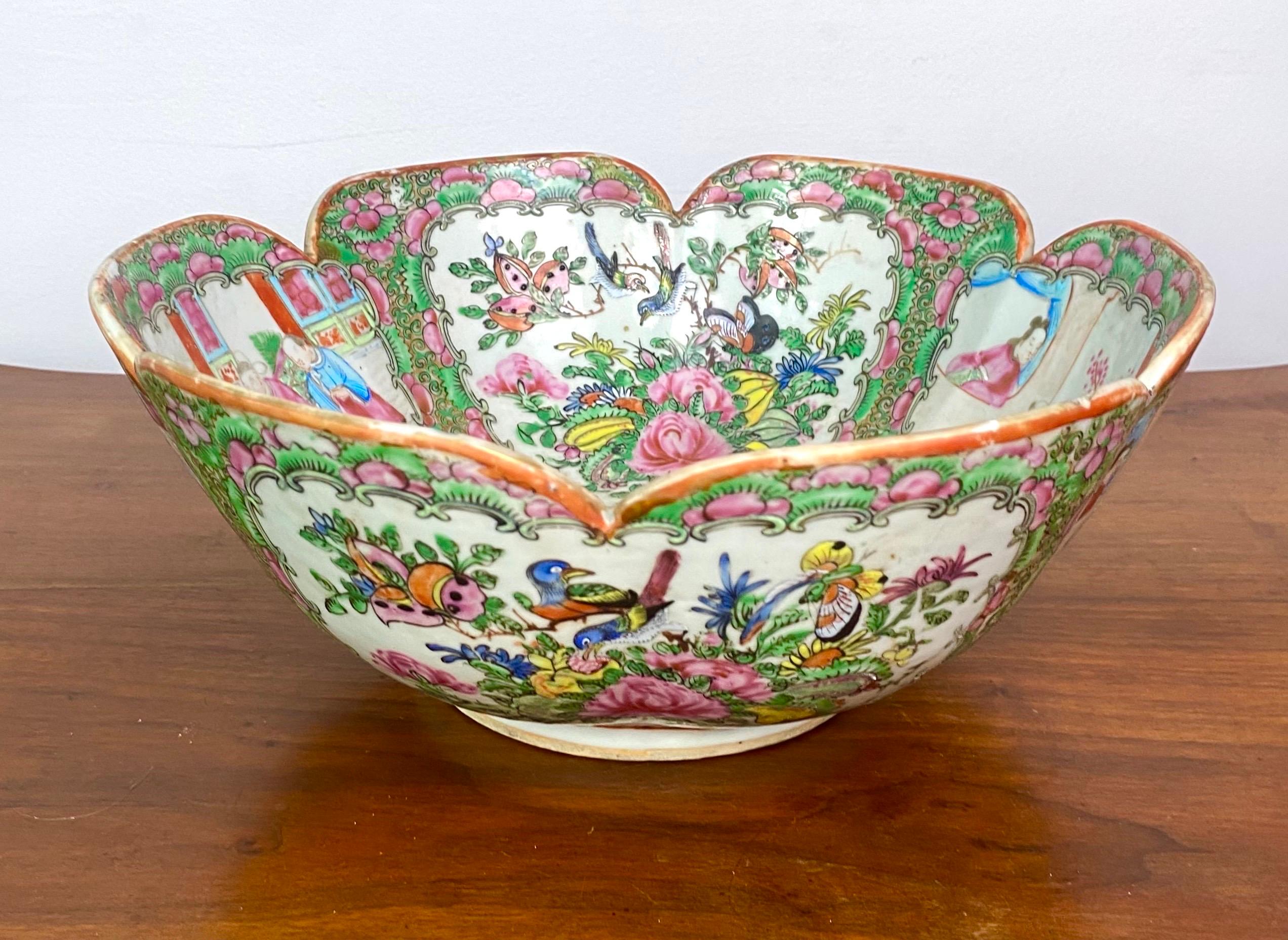 Magnificent hand-painted Chinese porcelain bowl with enameled and gilded decoration in reserve of characters in palace scenes, birds and flowers, with the “Famille Rose” motif, with a scalloped edge. .
The bowl has a white bottom and base. It is