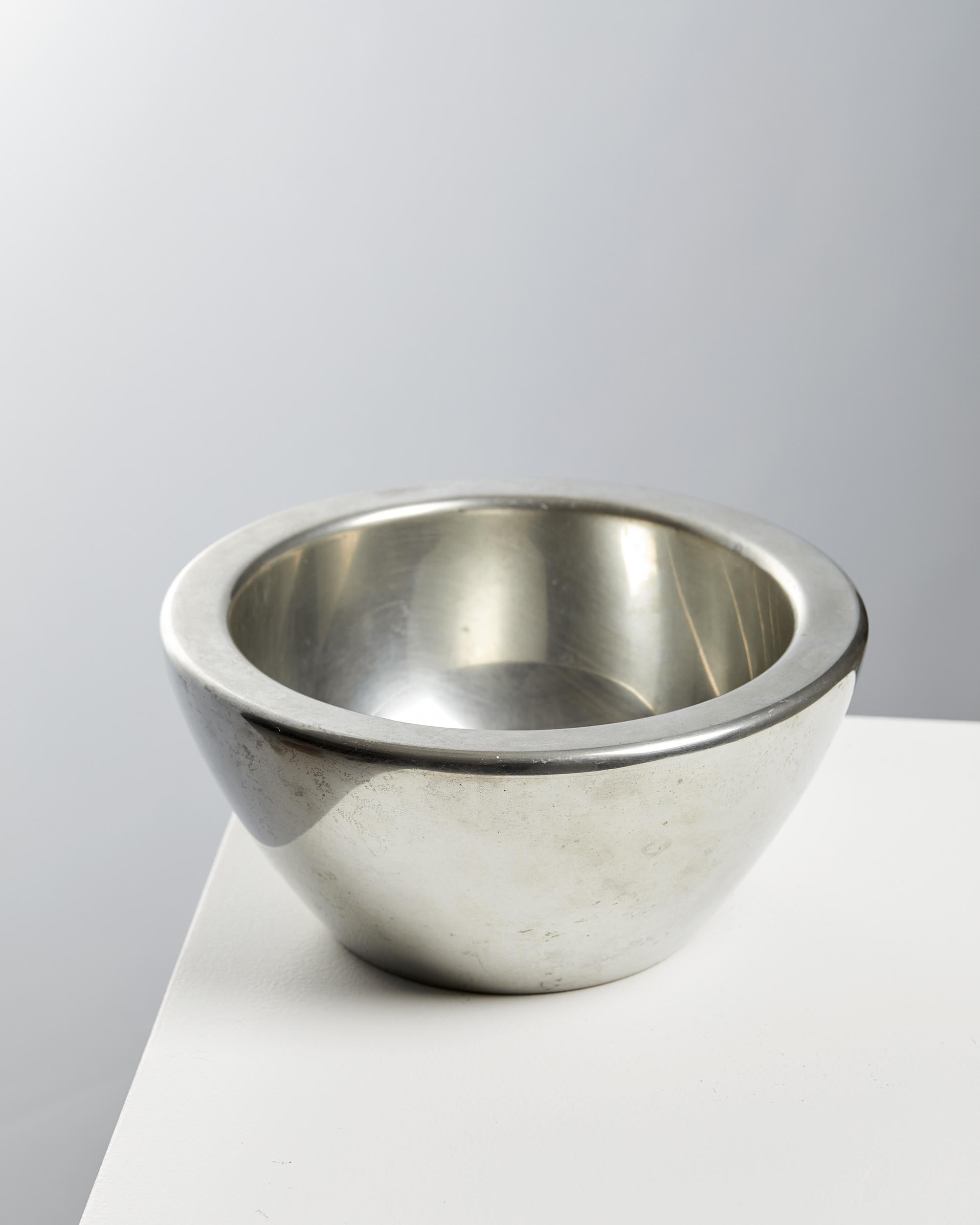 Polished pewter.

numbered: 569022

Signed Astrid Fog.

H: 9 cm/ 3 1/2