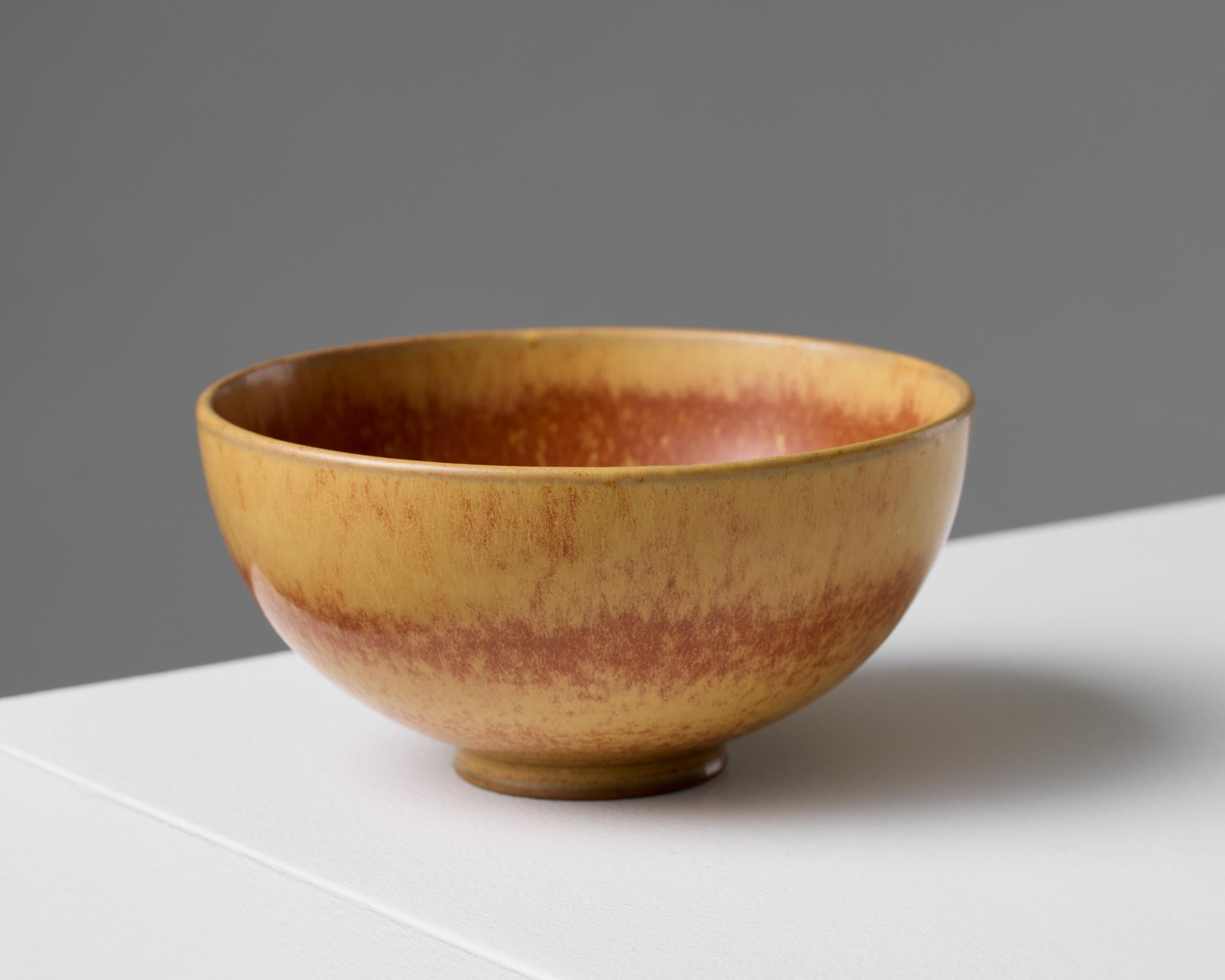 Bowl designed by Gunnar Nylund, Rörstrand
Sweden, 1950s

Stoneware.

H: 6 cm / 2 3/8