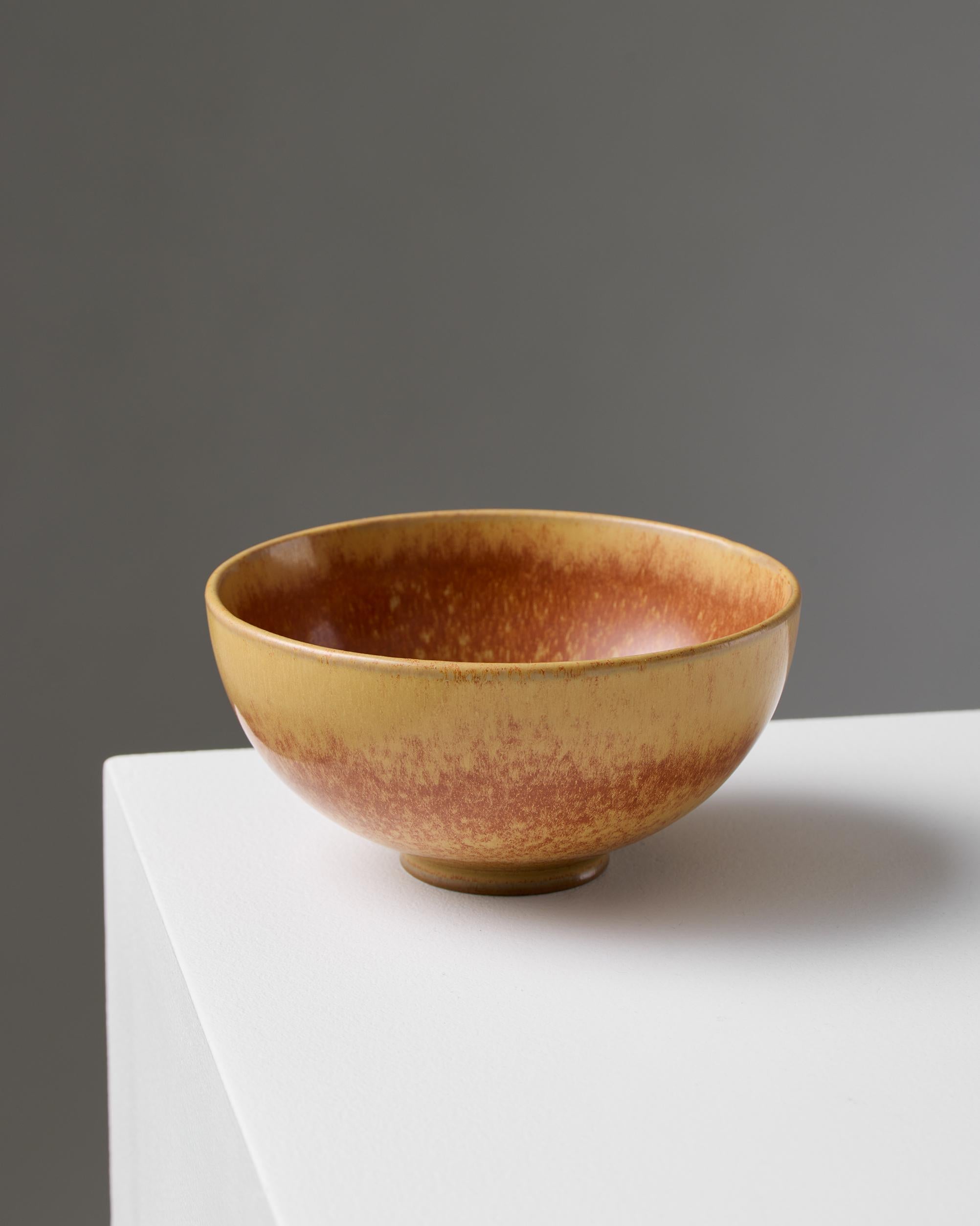 Bowl designed by Gunnar Nylund, Rörstrand Sweden, 1950s In Good Condition For Sale In Stockholm, SE