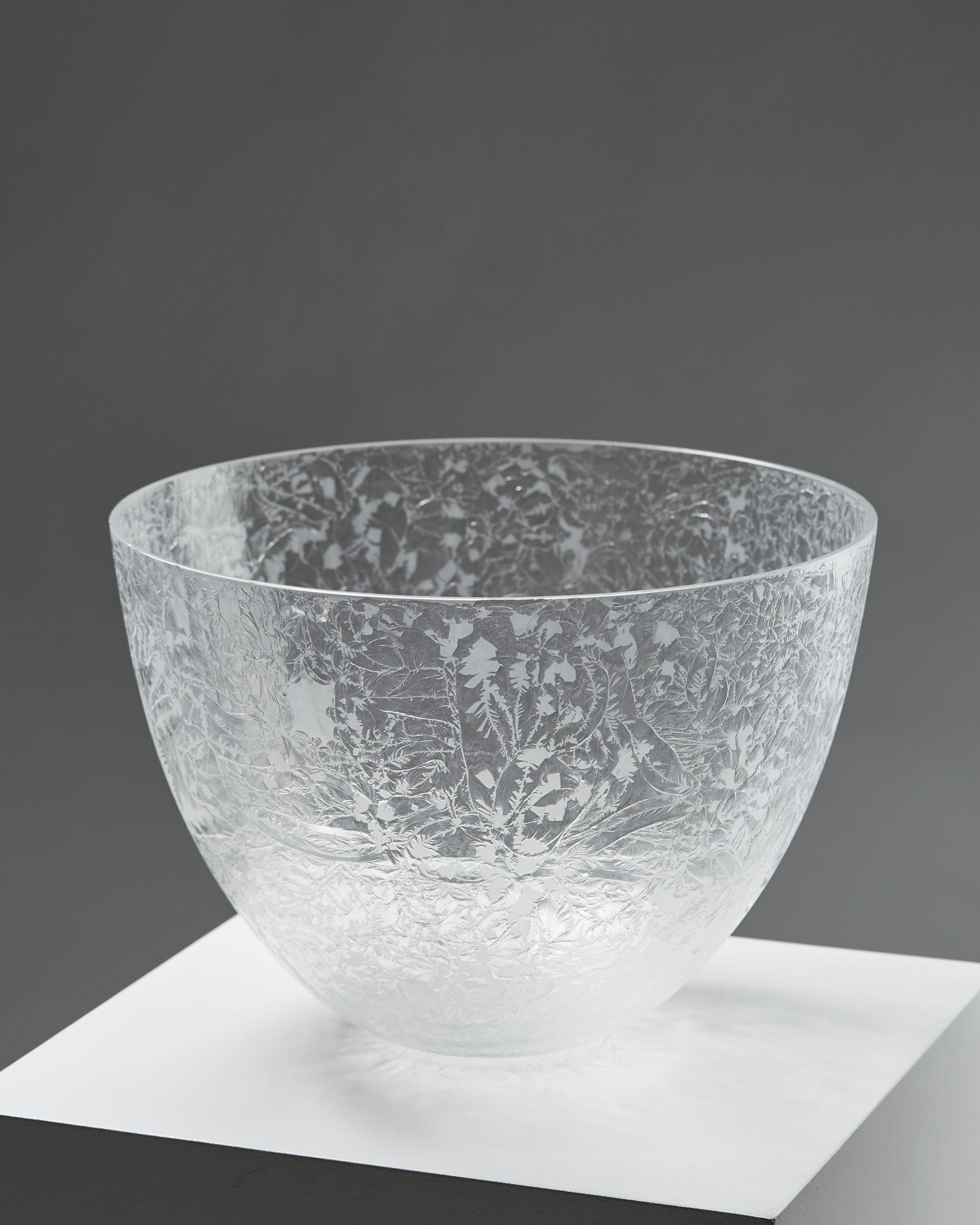 Bowl designed by Ingegerd Råman for Orrefors,
Sweden. 2000's.

Glass.

Dimensions:
H: 24 cm/ 9 1/2''
D: 34.5 cm/ 1' 2''