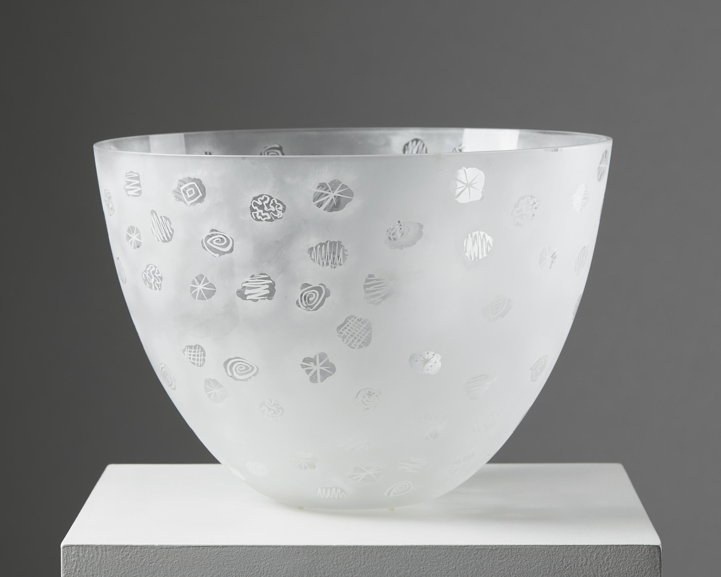 Glass.

Measures: H: 25 cm / 9 3/4