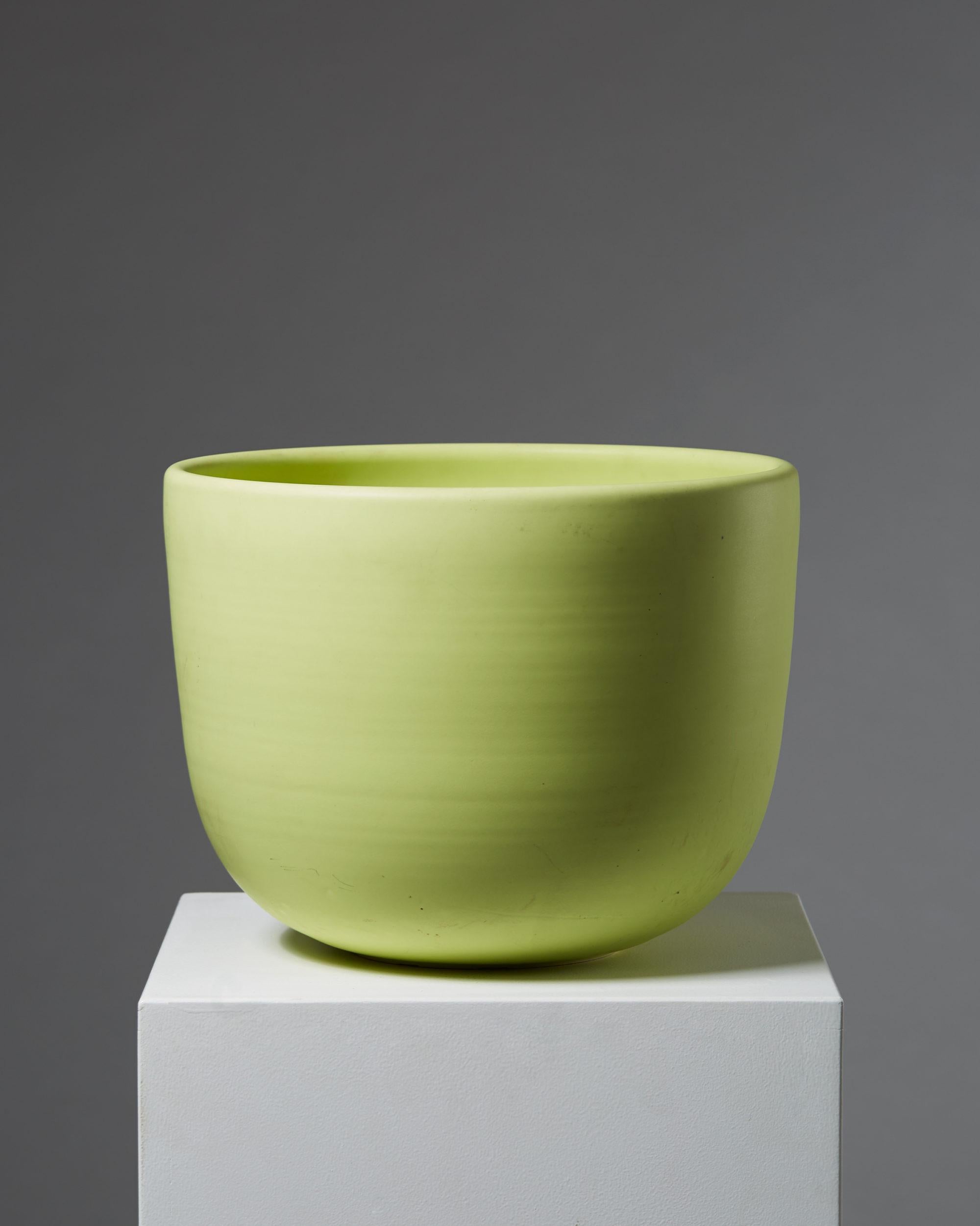 Bowl designed by Inger Persson for Rörstrand, Sweden, 1960s. Stoneware.


H: 25 cm/ 9 7/8