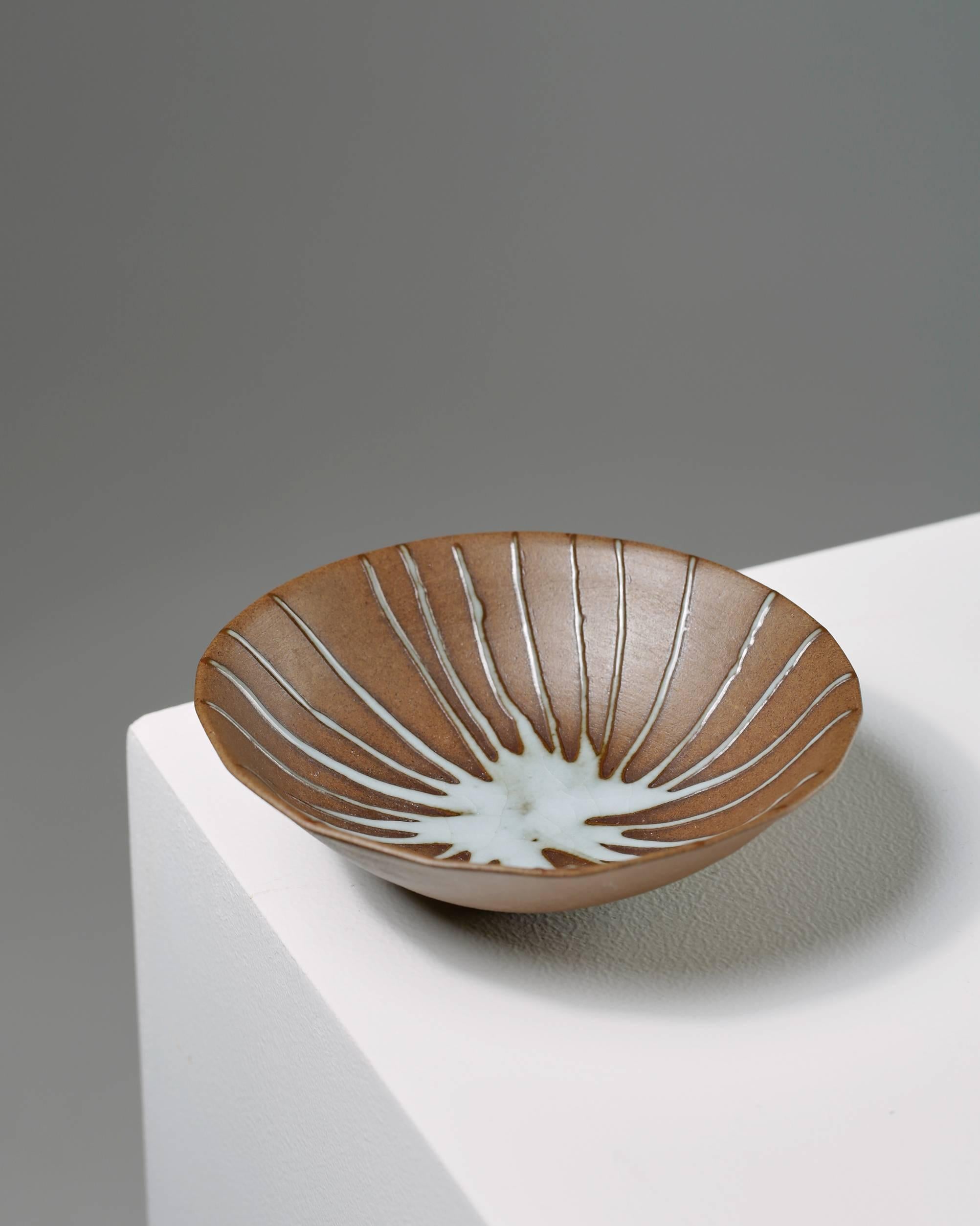 Bowl designed by Kylliki Salmenhaara for Arabia, Finland, 1950s.
Stoneware.

Measures: H 3.5 cm/ 1 1/2