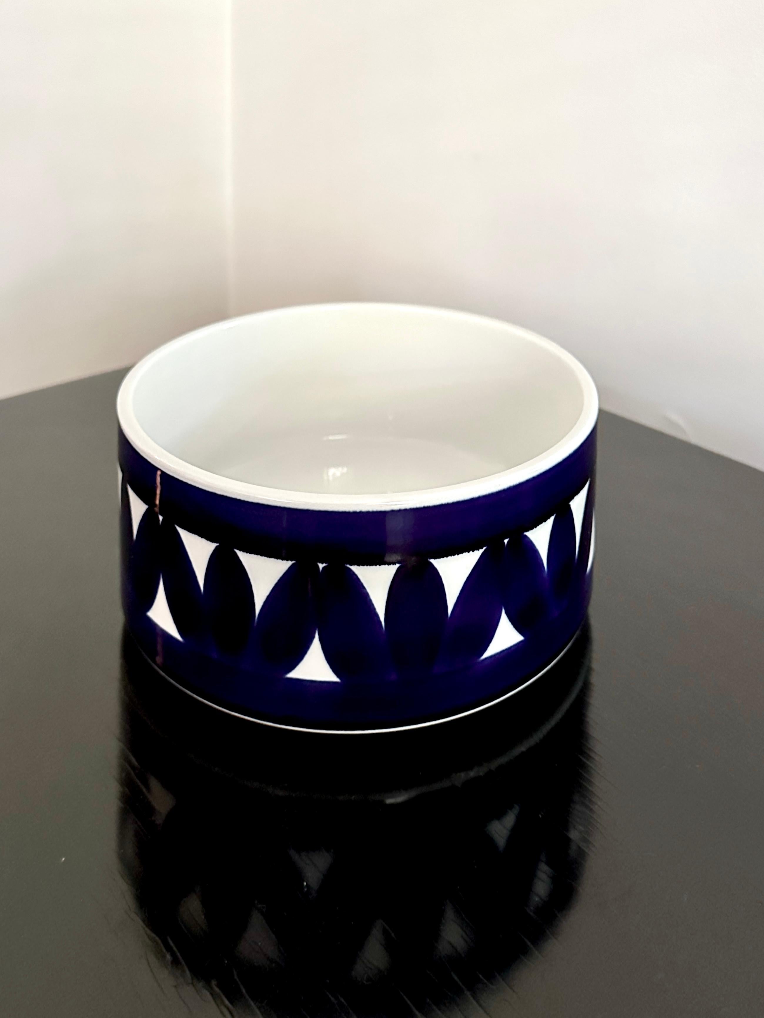 Un cuenco moderno escandinavo con el motivo Sotka, procedente de Arabia, Finlandia. El cuenco fue diseñado por Raija Uosikkinen (1923-2004), Uosikkinen trabajó como diseñadora en Arabia de 1947 a 1986. El cuenco pintado a mano estuvo en producción