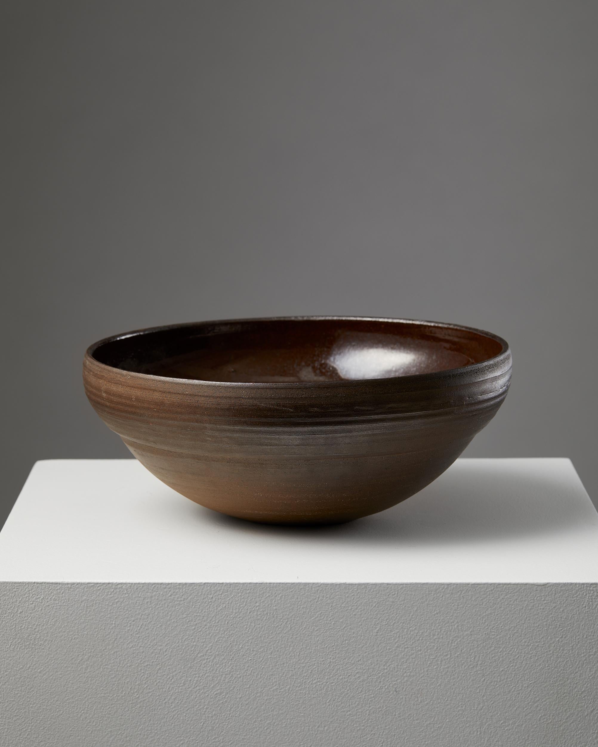 Partially glazed stoneware.

Measures: D: 27.5 cm/ 11