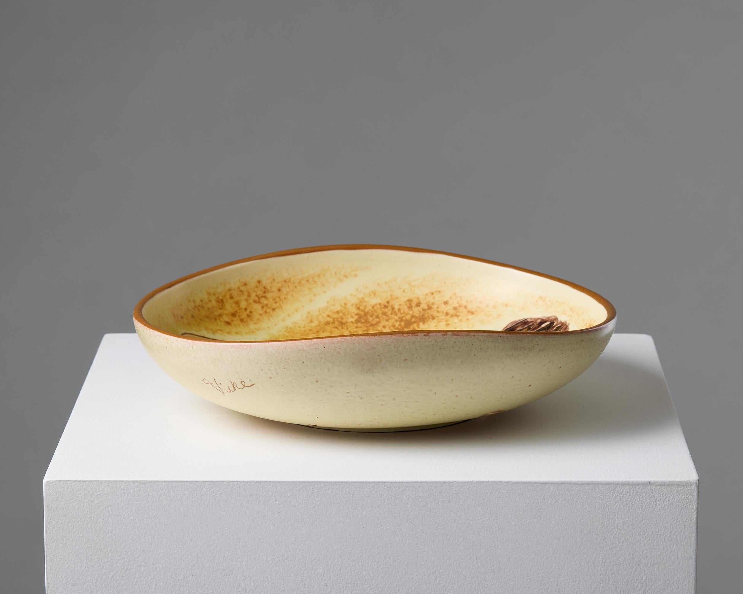 Bowl designed by Vicke Lindstrand for Upsala Ekeby Sweden, 1940s In Good Condition For Sale In Stockholm, SE