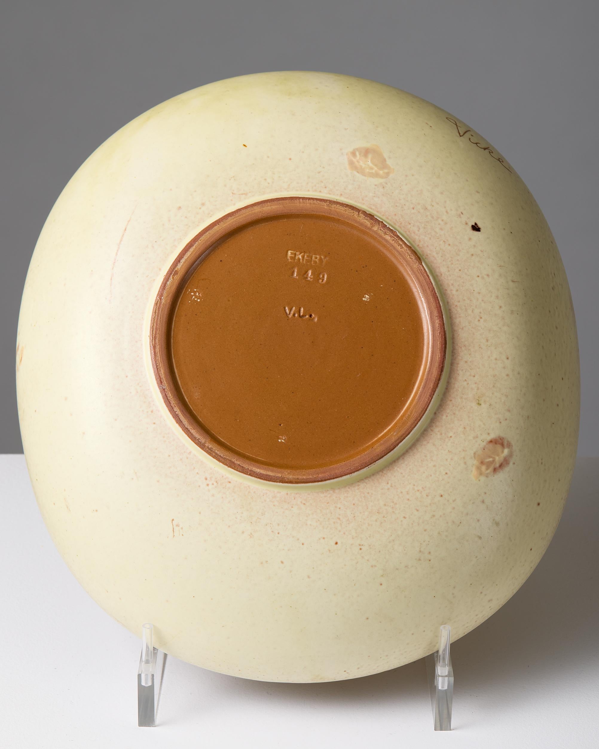 Mid-20th Century Bowl designed by Vicke Lindstrand for Upsala Ekeby Sweden, 1940s For Sale
