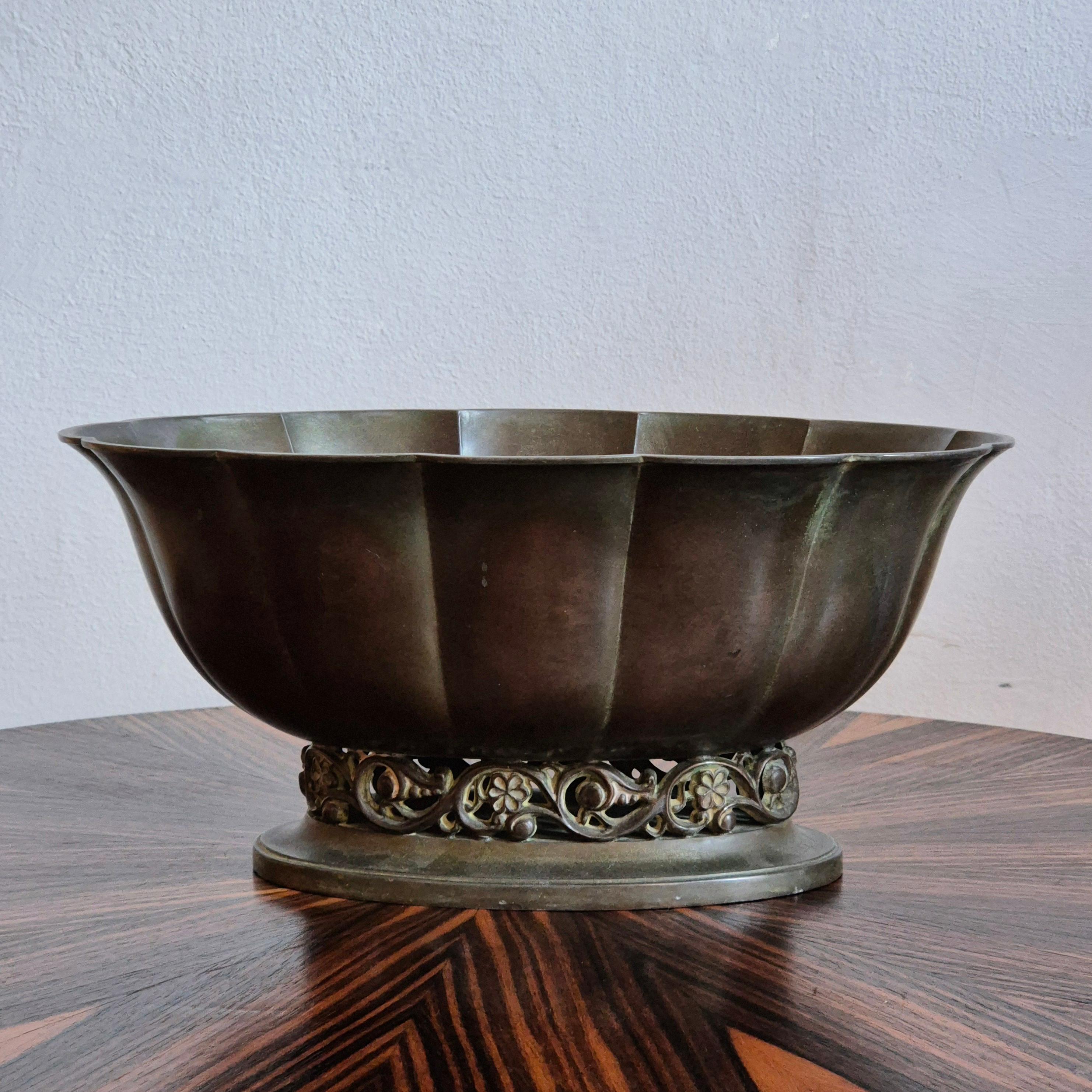 Una rara ciotola decorativa  modello 164 in metallo disko di Just Andersen, Danimarca 1920/30. Decorazione di fiori e foglie di stelo. Hallmark: triangolo + JUST.


In buone condizioni.

Informazioni sull'artista:

Just Andersen è nato in