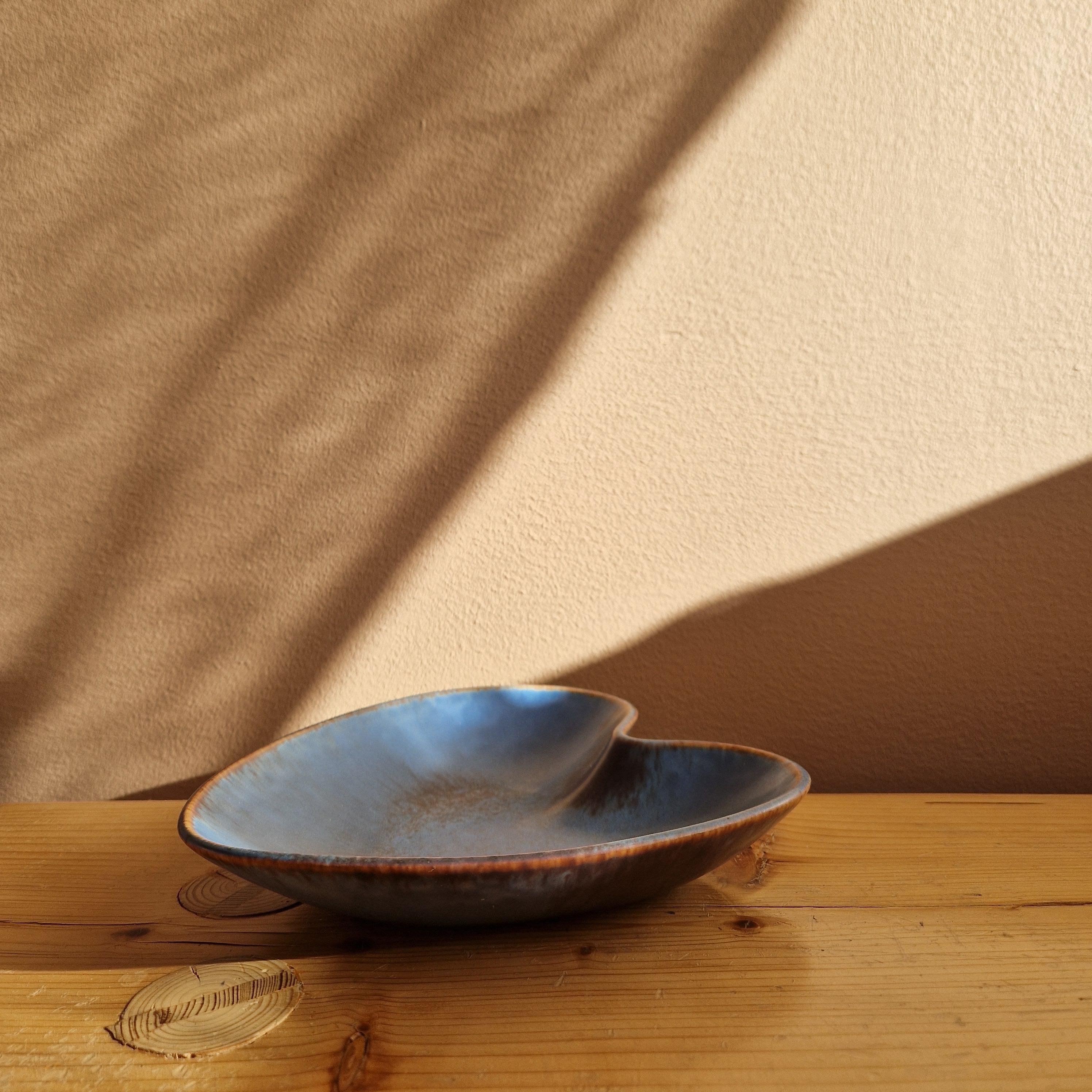 A ceramic bowl made by Gunnar Nylund. Rörstrand, 1950's. Model AXA, made in the shape of a heart.
Good condition. Second sorting.