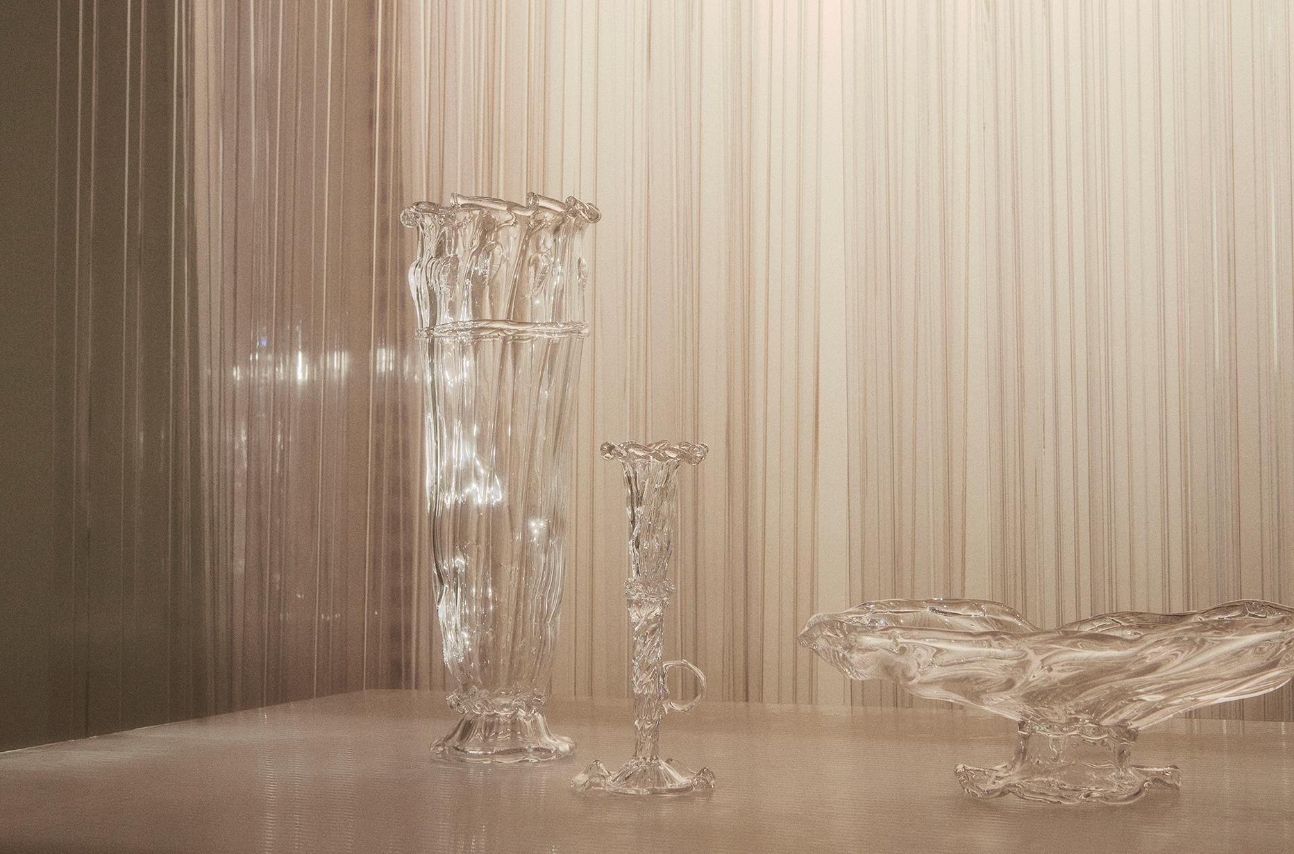 Alle Glaswaren werden von Alexander Kirkeby in Dänemark mundgeblasen.
Jedes Stück ist daher ein Unikat und unterscheidet sich leicht in Größe und Dekoration.

Alexander Kirkeby ist Glasbläser und Designer und arbeitet im Bereich MATERIAL und